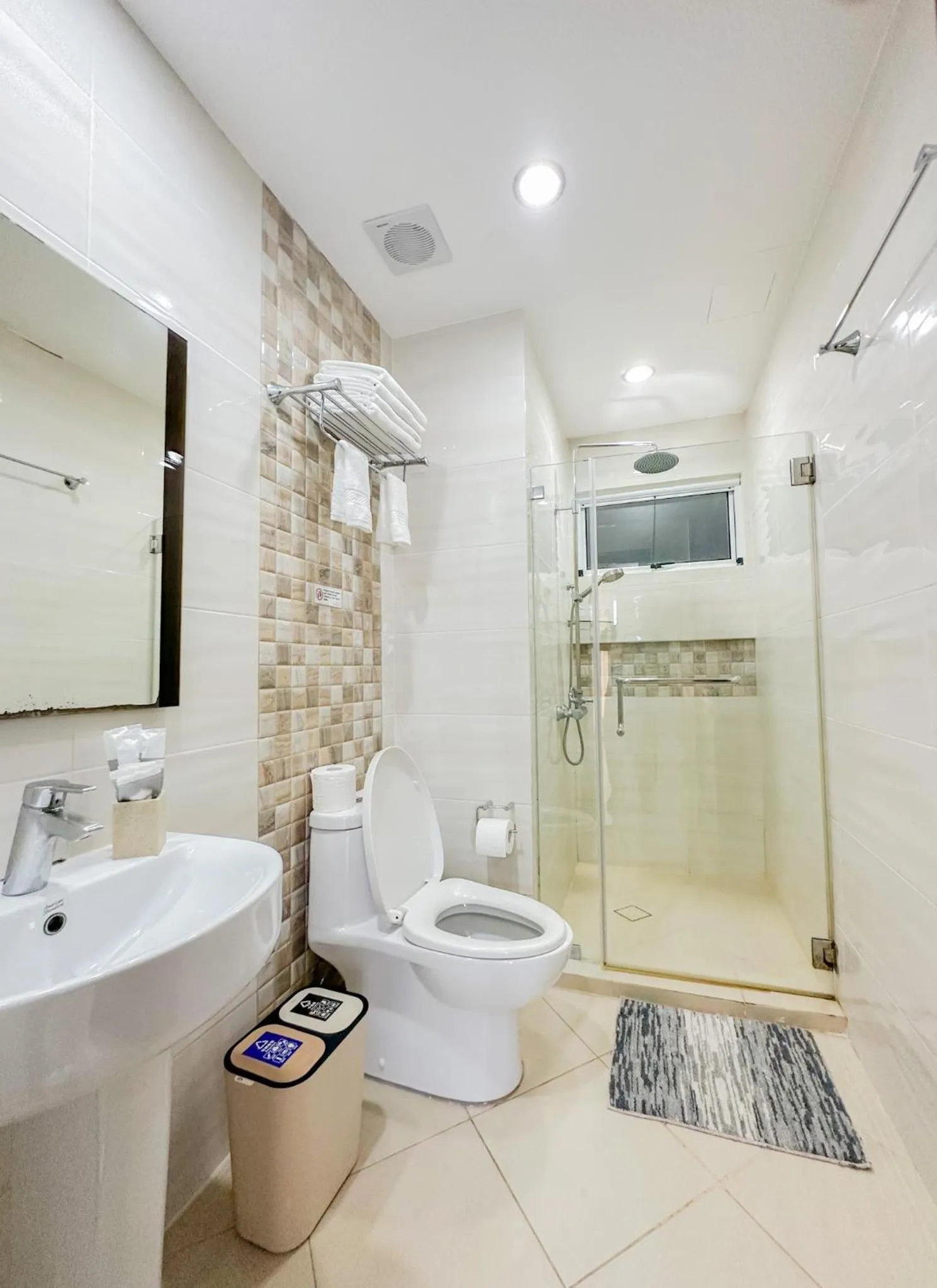 Shower in Mactan Resort by 1521