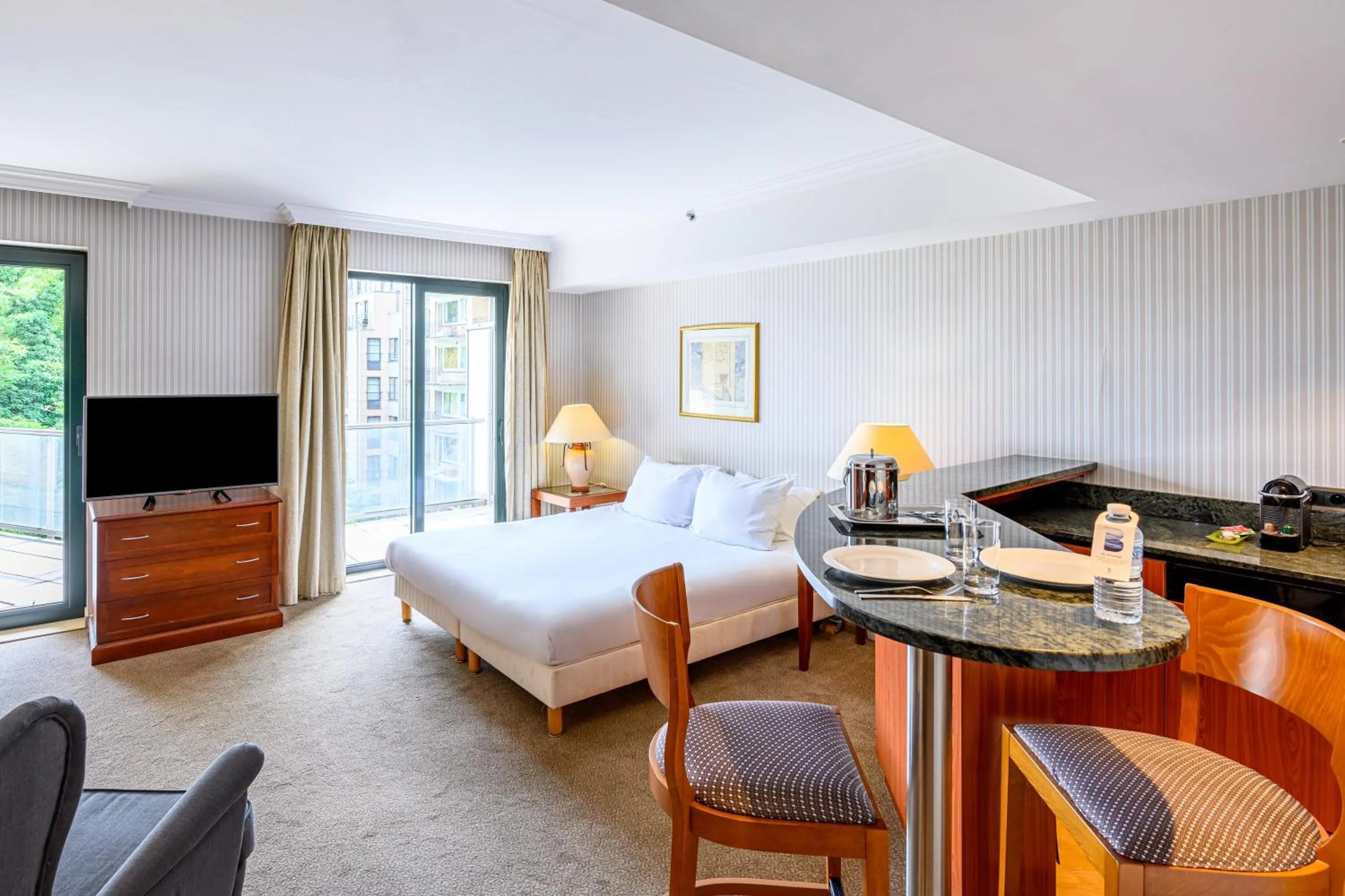 Dining area, Bed in B-aparthotel Ambiorix