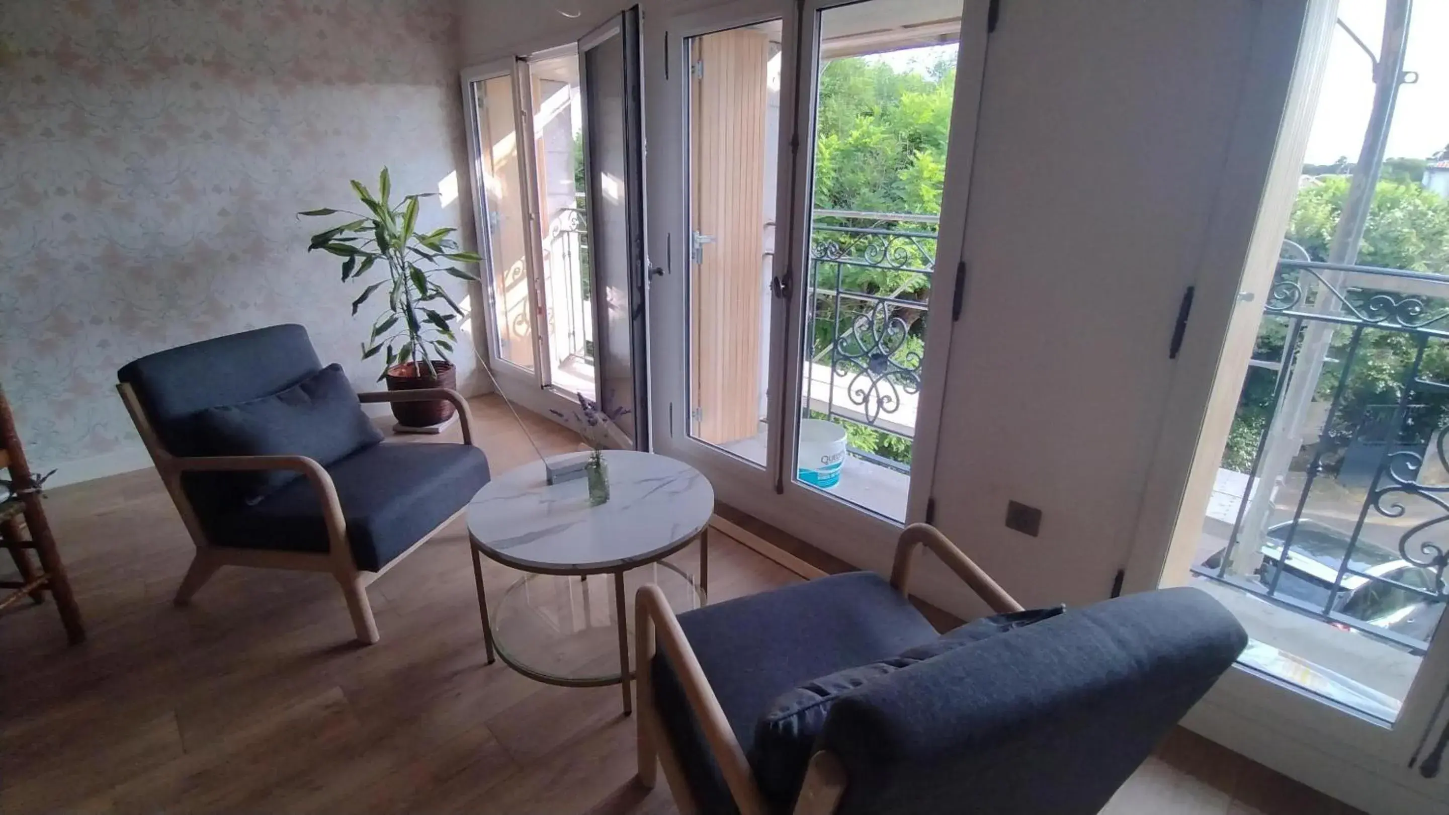 Lobby or reception in Le Petit Molière Chambres d'Hôtes Lobby or reception in Le Petit Molière Chambres d'Hôtes