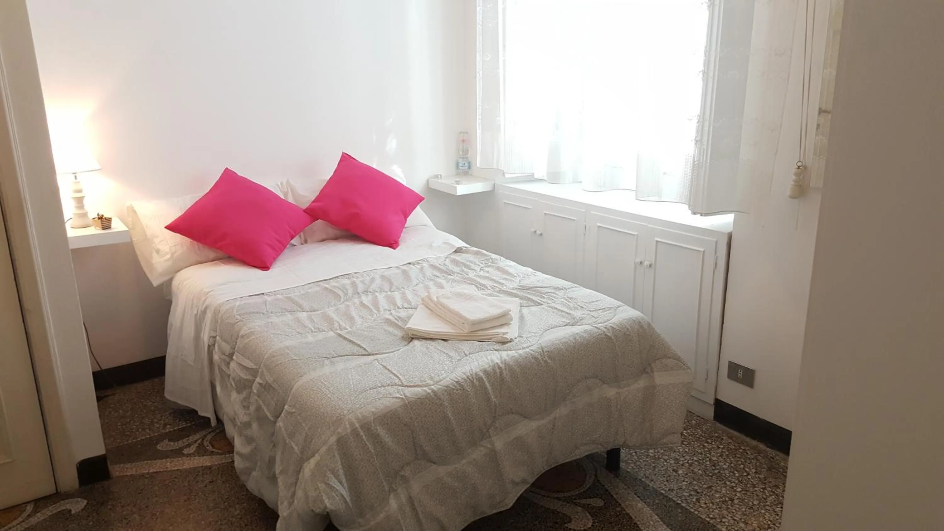 Photo of the whole room, Bed in Garden Suite