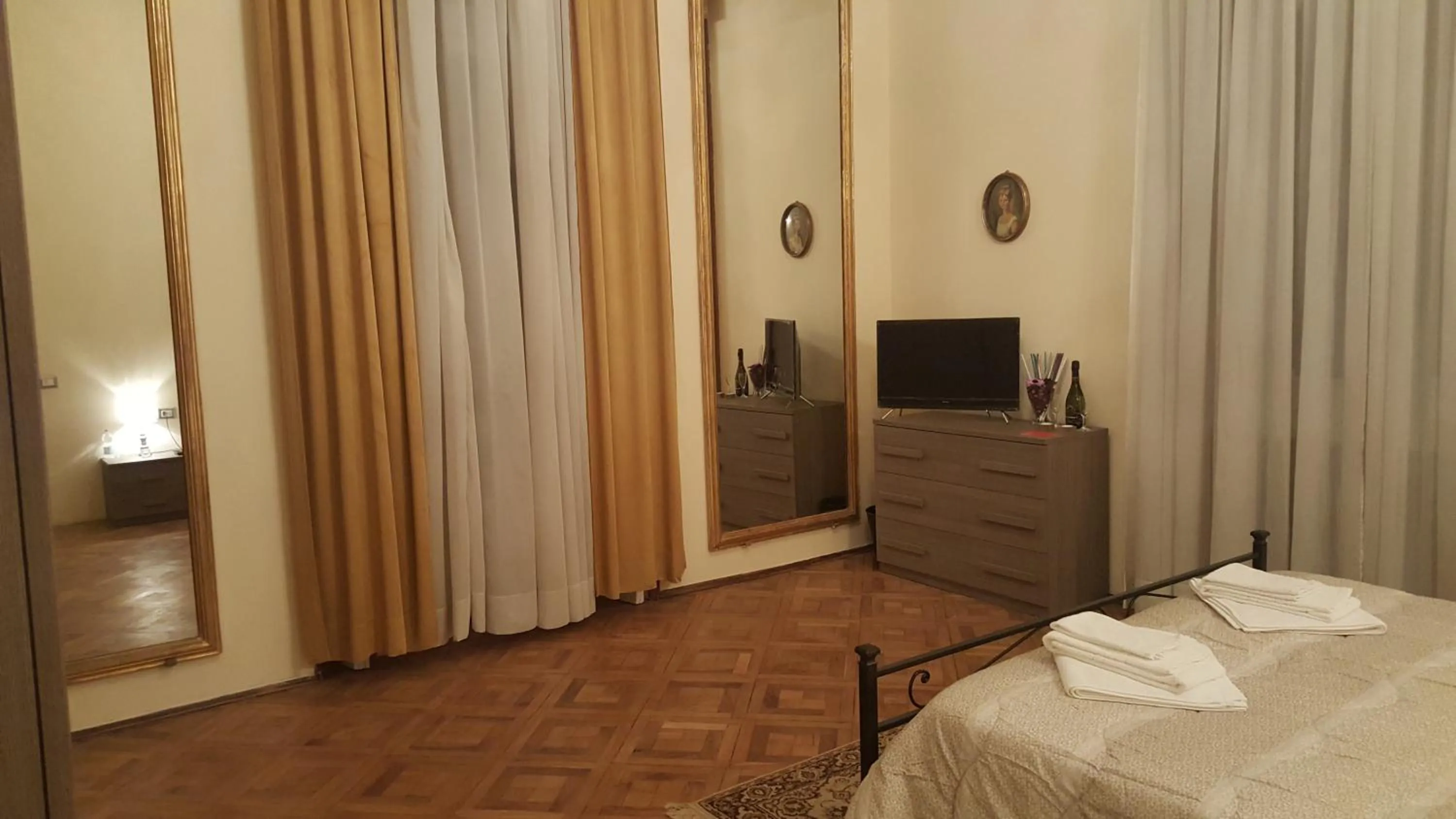 Photo of the whole room, Bed in Garden Suite