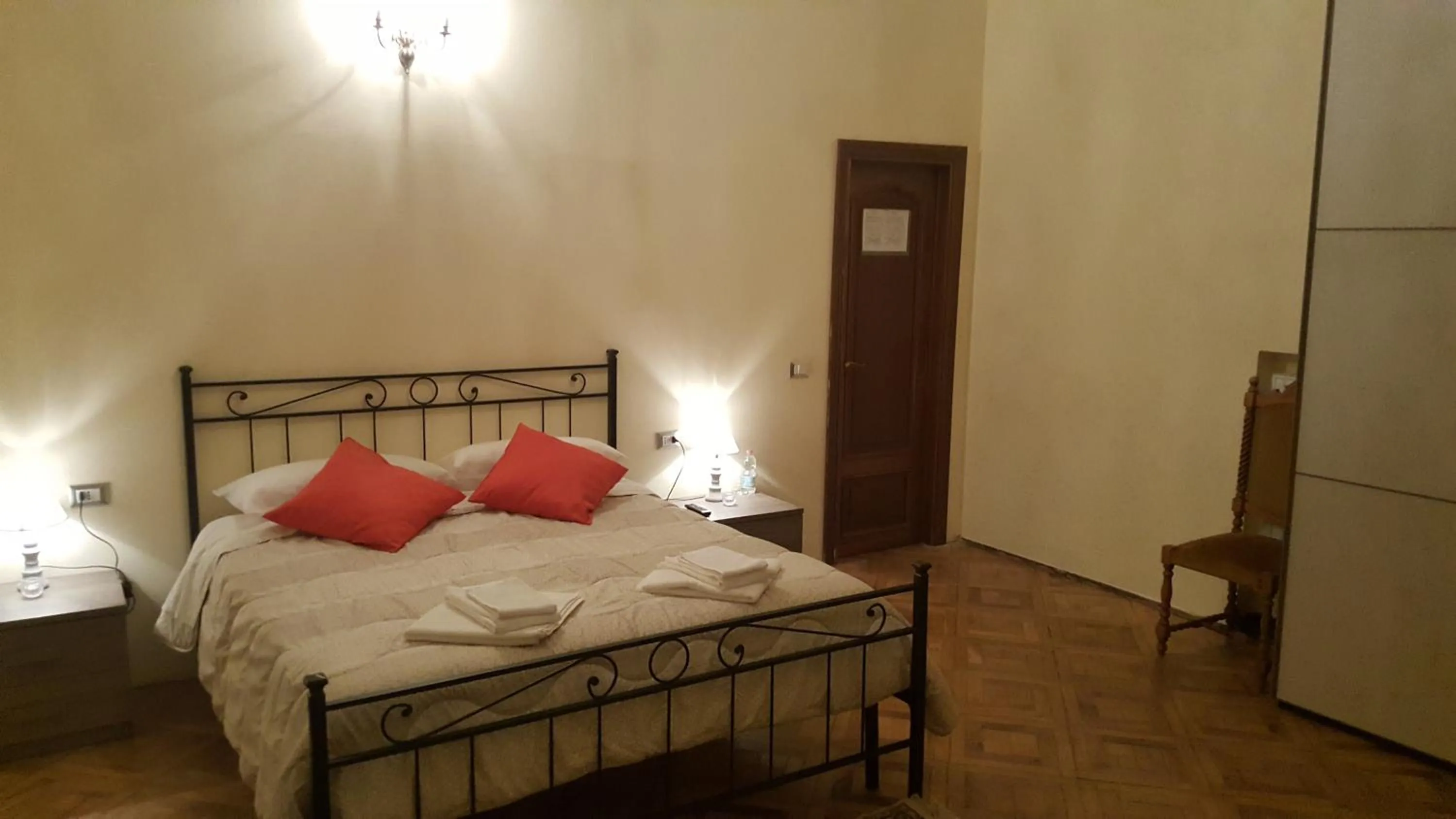 Photo of the whole room, Bed in Garden Suite