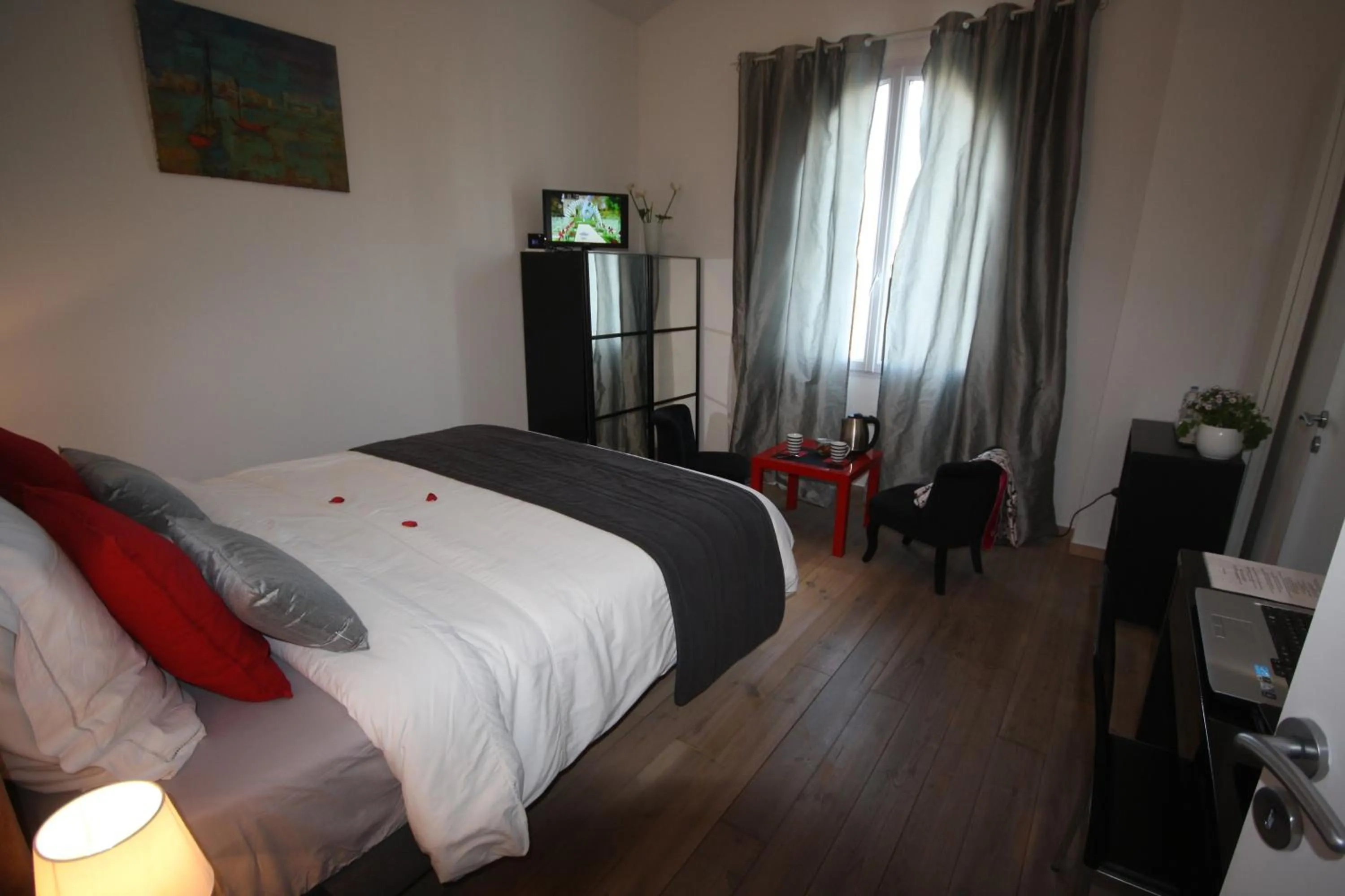 Photo of the whole room, Bed in Chambres d'Hôtes LA PASTOURELLE Royan centre