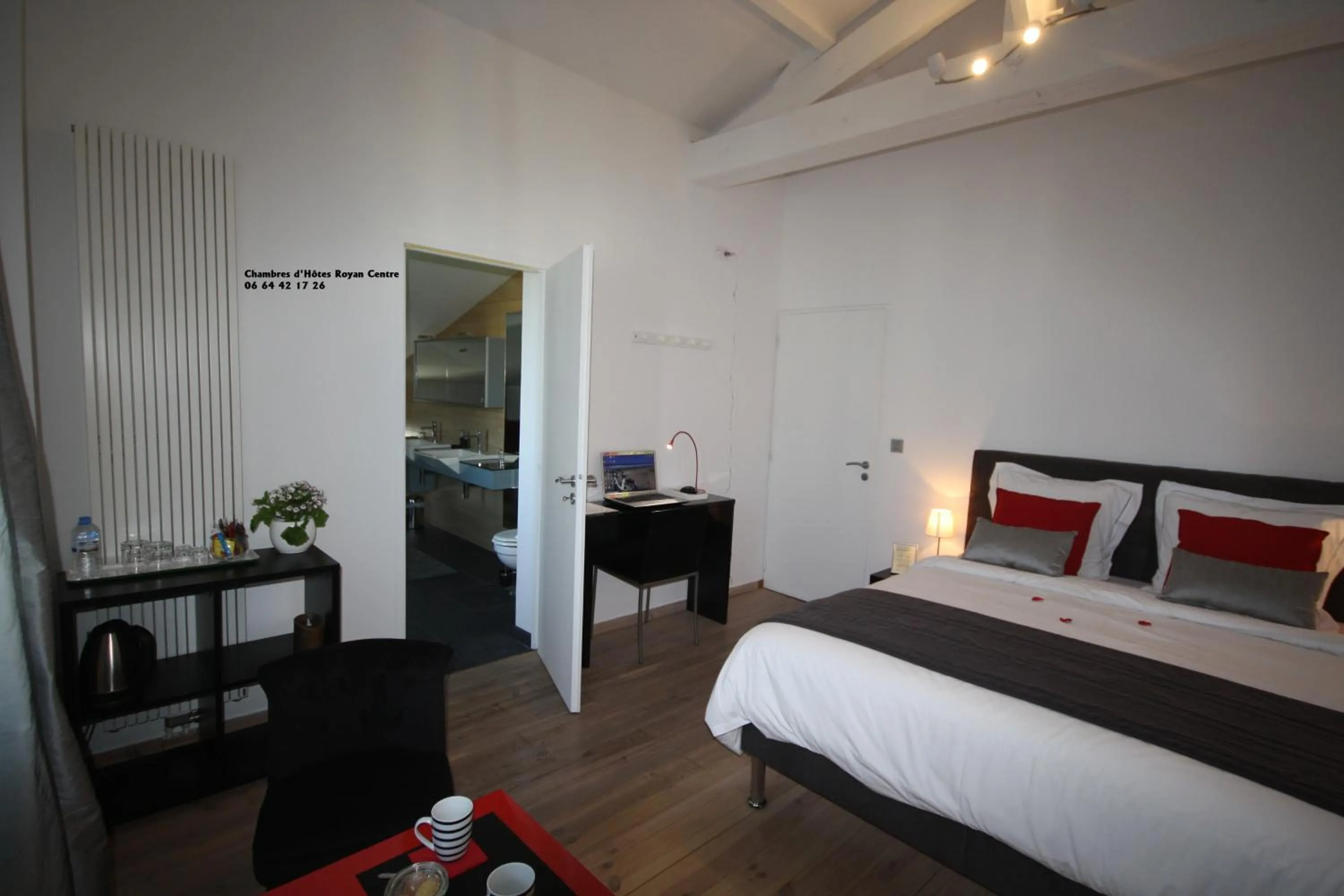 Photo of the whole room, Bed in Chambres d'Hôtes LA PASTOURELLE Royan centre