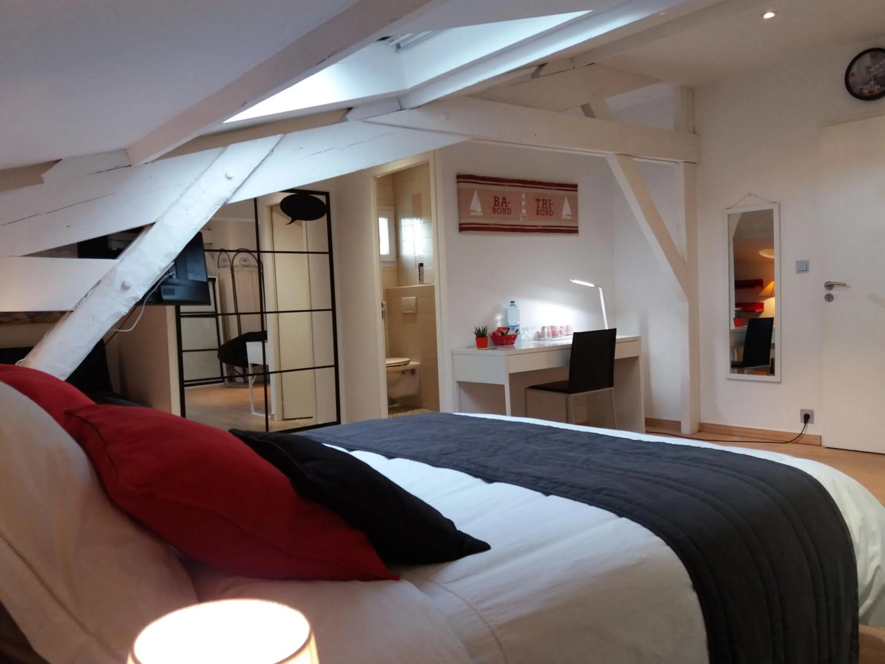 Photo of the whole room, Bed in Chambres d'Hôtes LA PASTOURELLE Royan centre