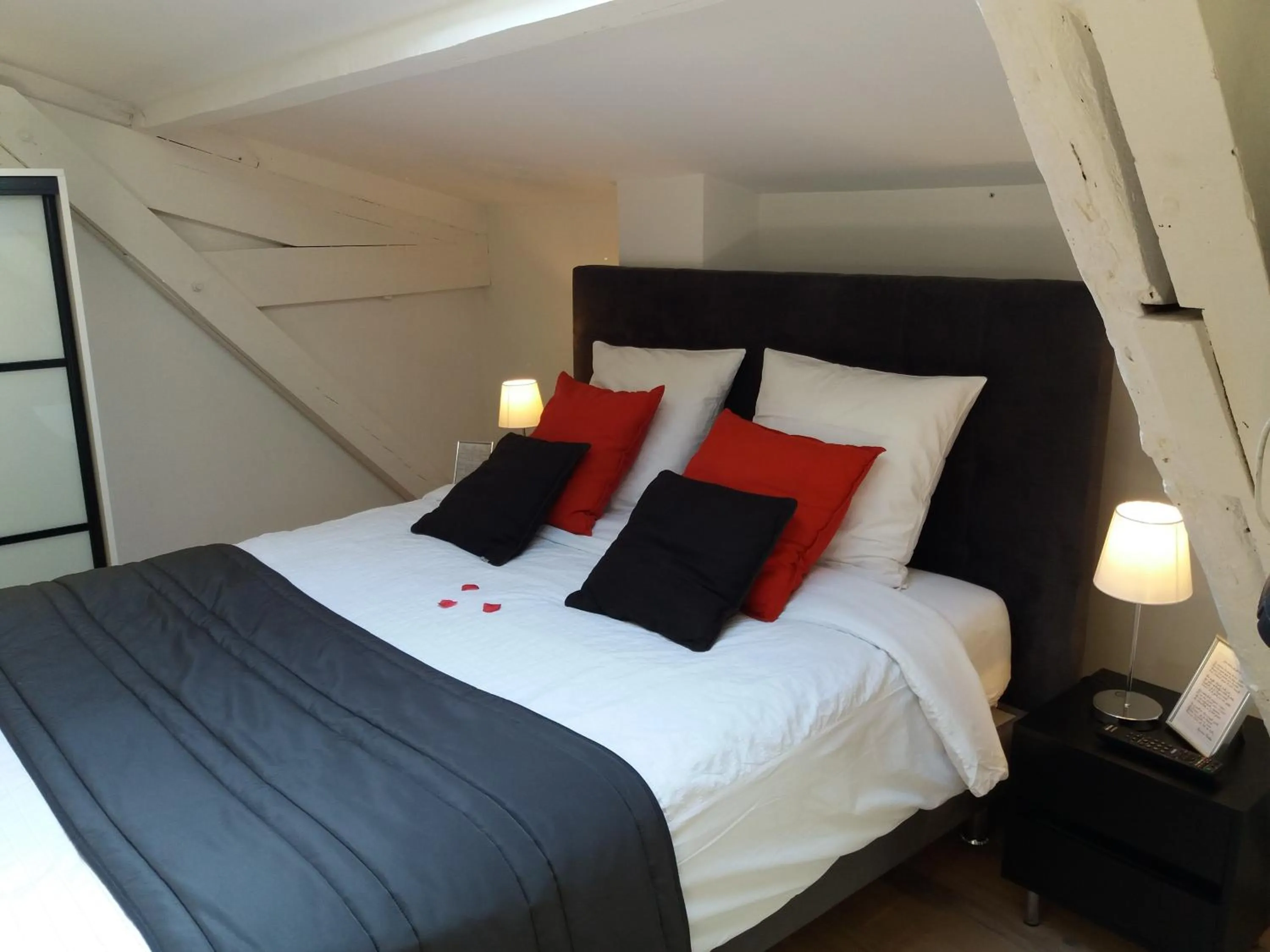 Decorative detail, Bed in Chambres d'Hôtes LA PASTOURELLE Royan centre