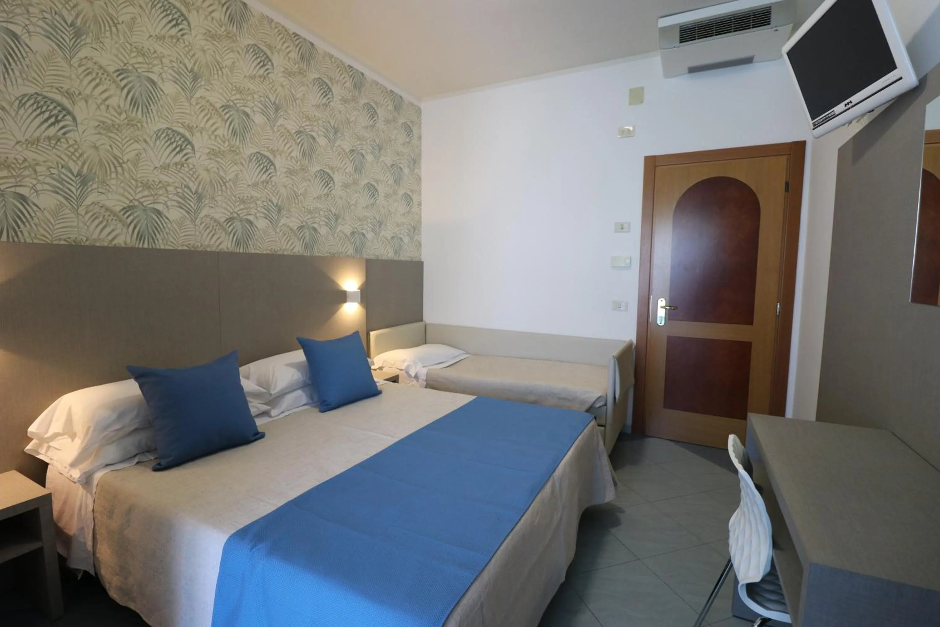 Balcony/Terrace, Bed in Hotel Christian