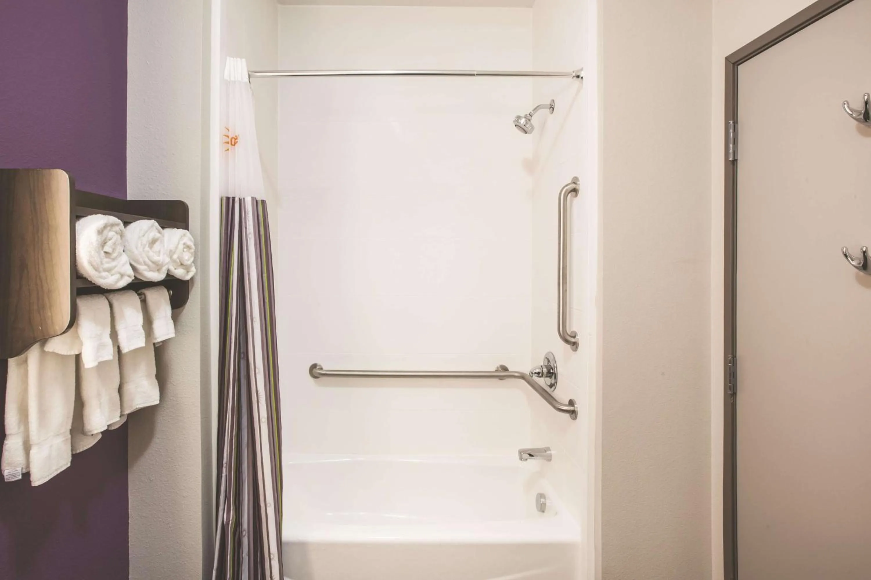 Photo of the whole room in La Quinta by Wyndham Lubbock South