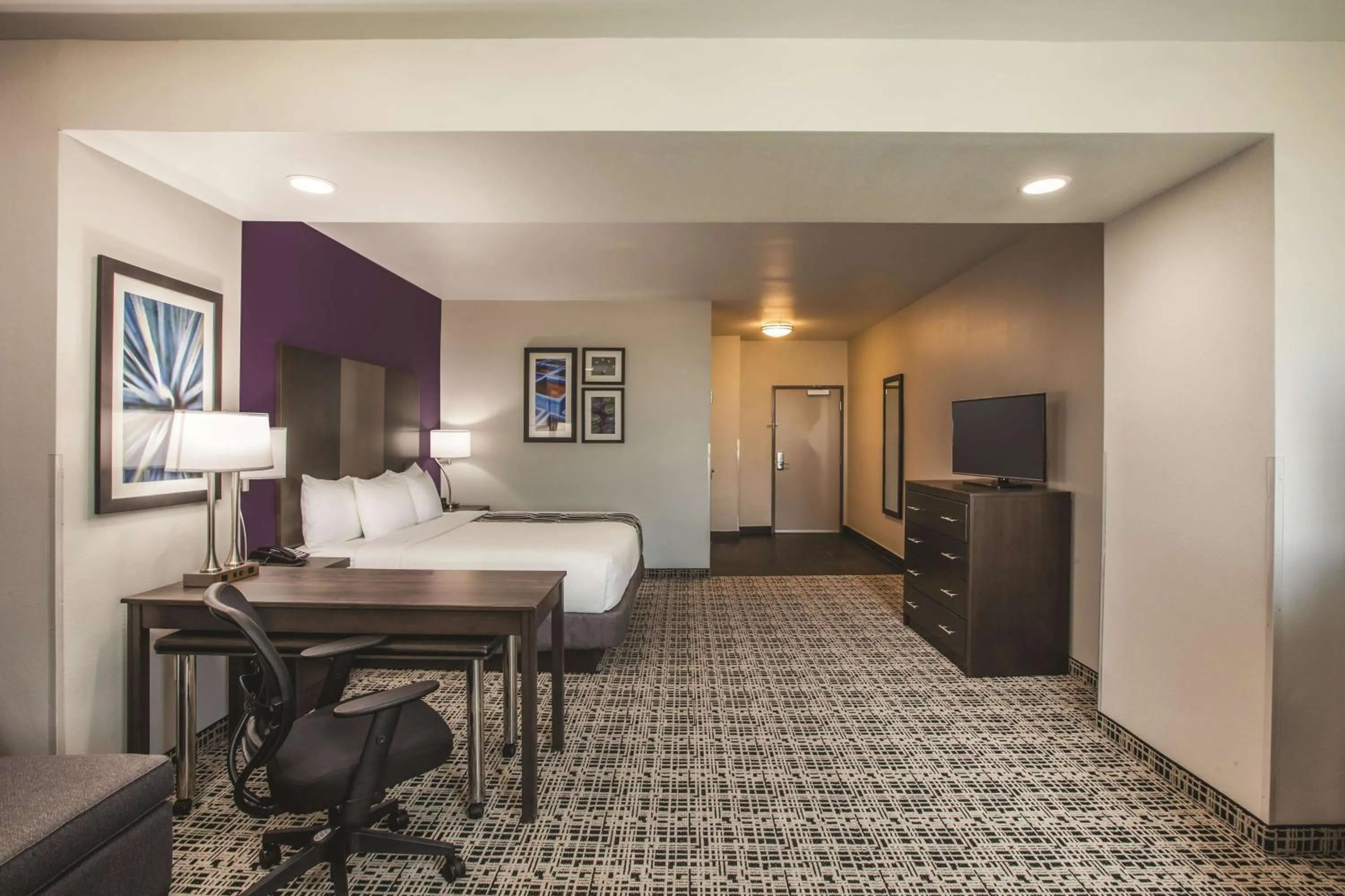 Photo of the whole room in La Quinta by Wyndham Lubbock South