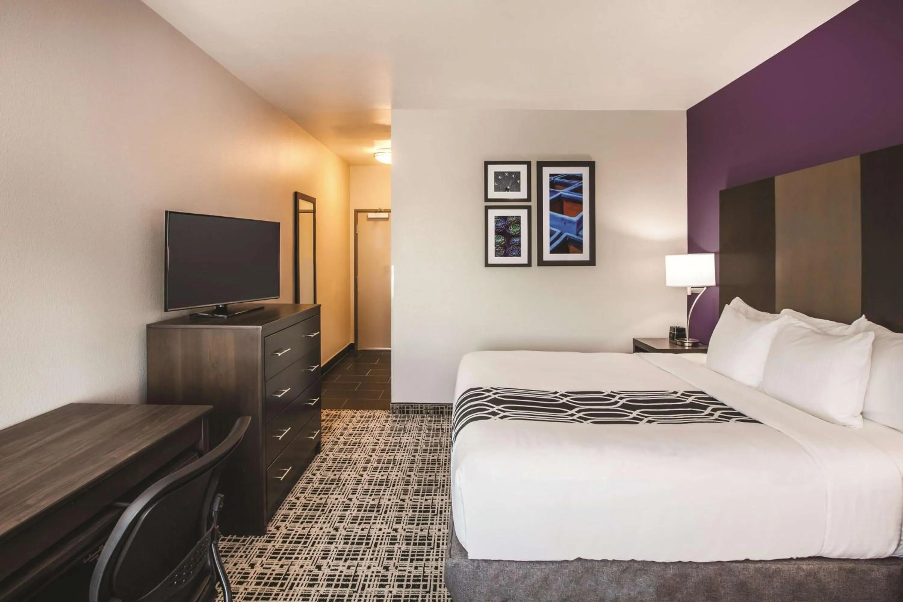 Photo of the whole room, Bed in La Quinta by Wyndham Lubbock South