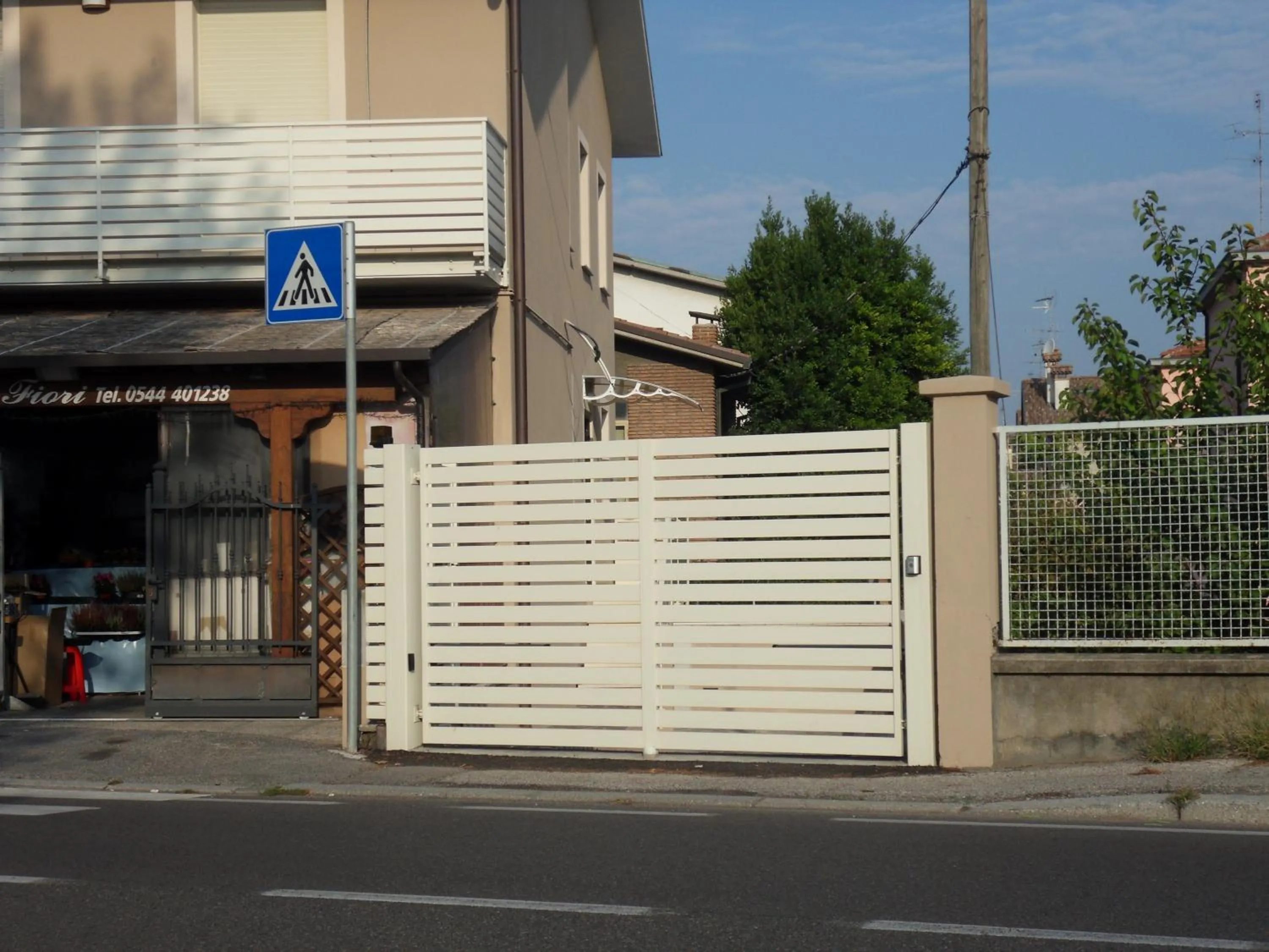 Facade/entrance in Le Ali