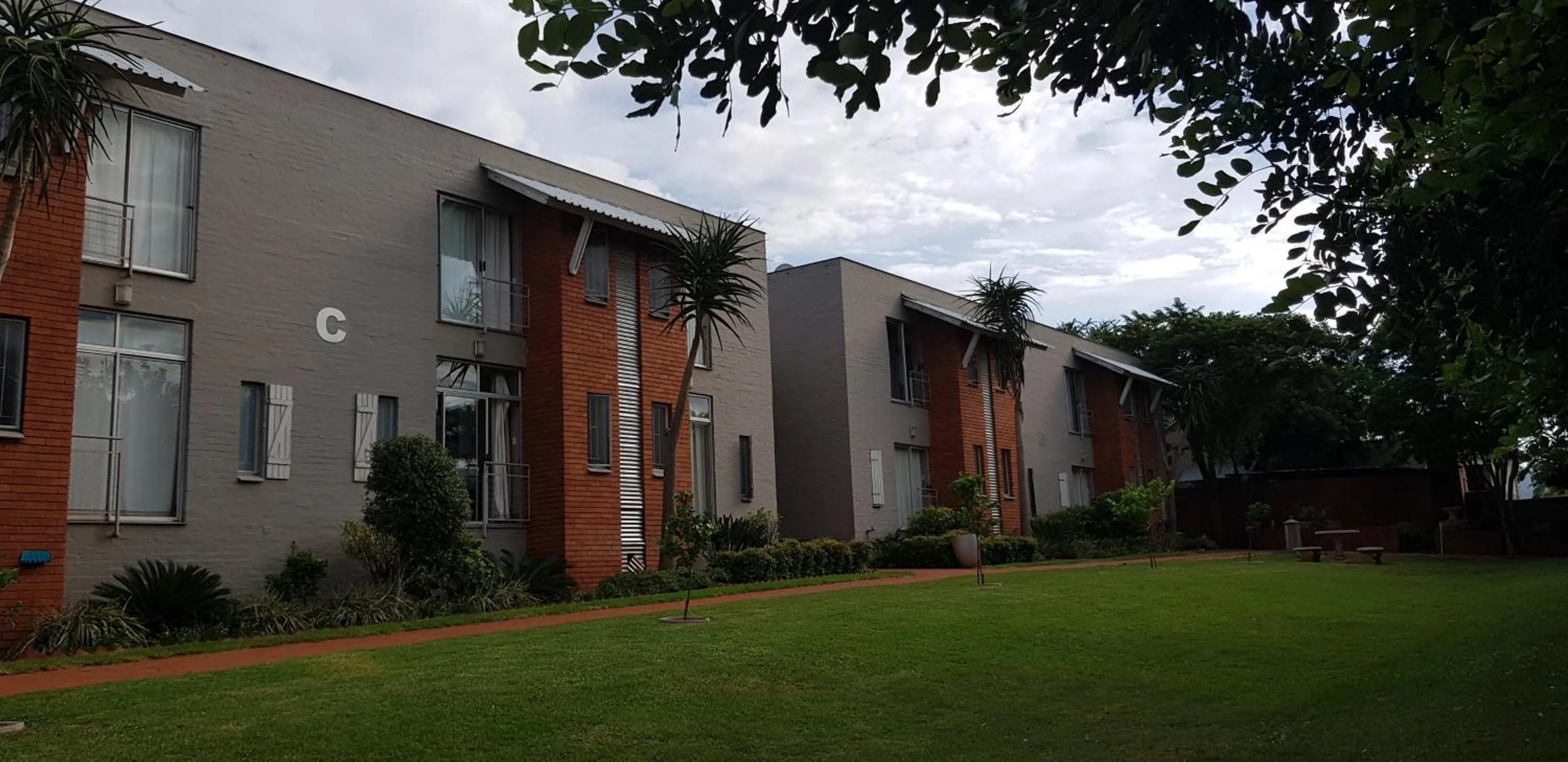 Property building in Villa Paradiso