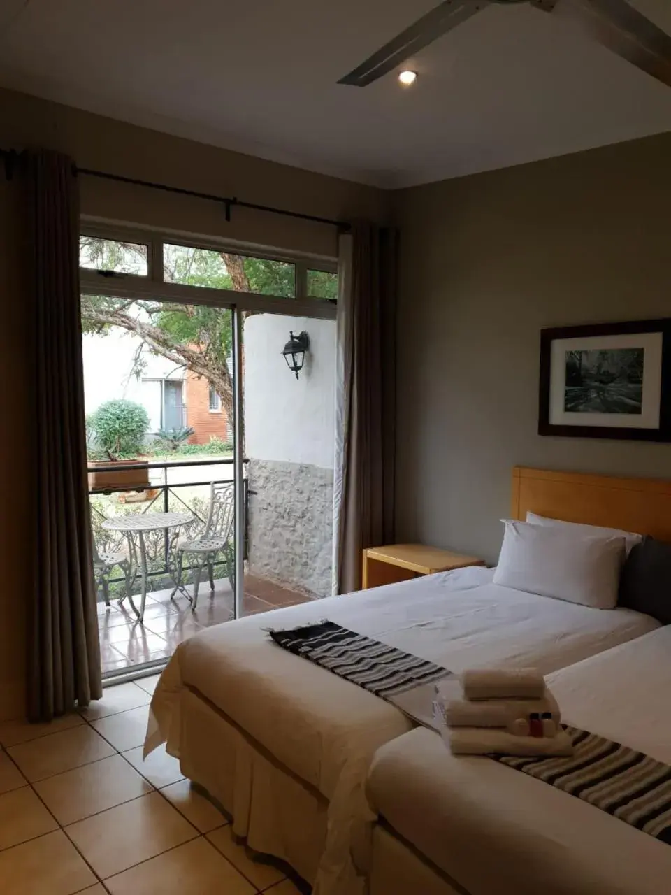Economy Twin Room in Villa Paradiso Economy Twin Room in Villa Paradiso