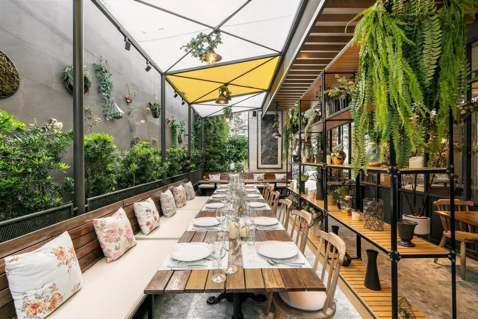 Restaurant/places to eat in The Salil Hotel Sukhumvit 57 - Thonglor