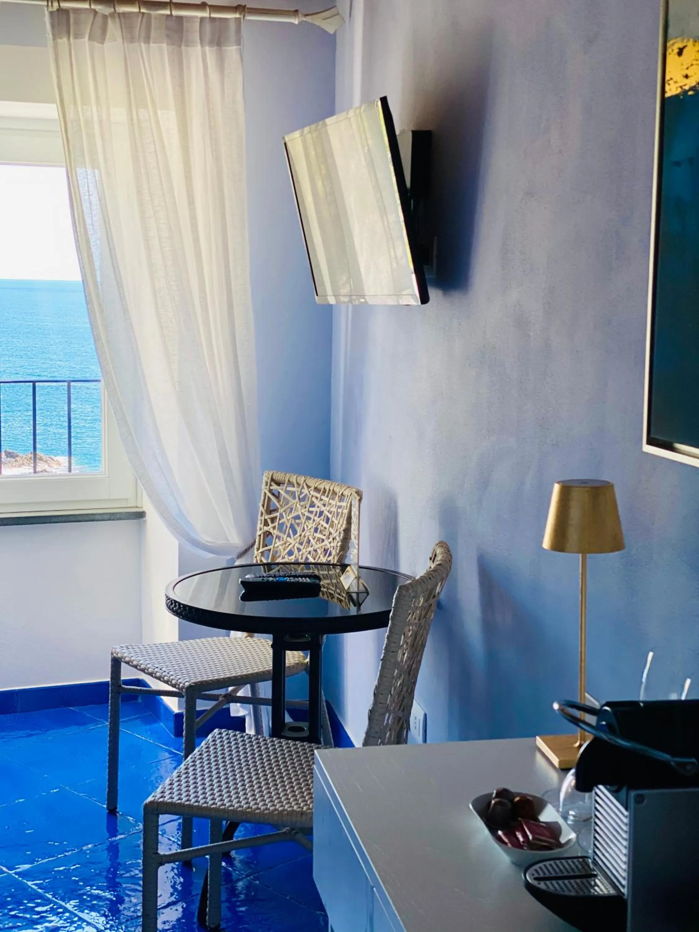 Photo of the whole room in La Polena Camere Vernazza - Suite vista mare