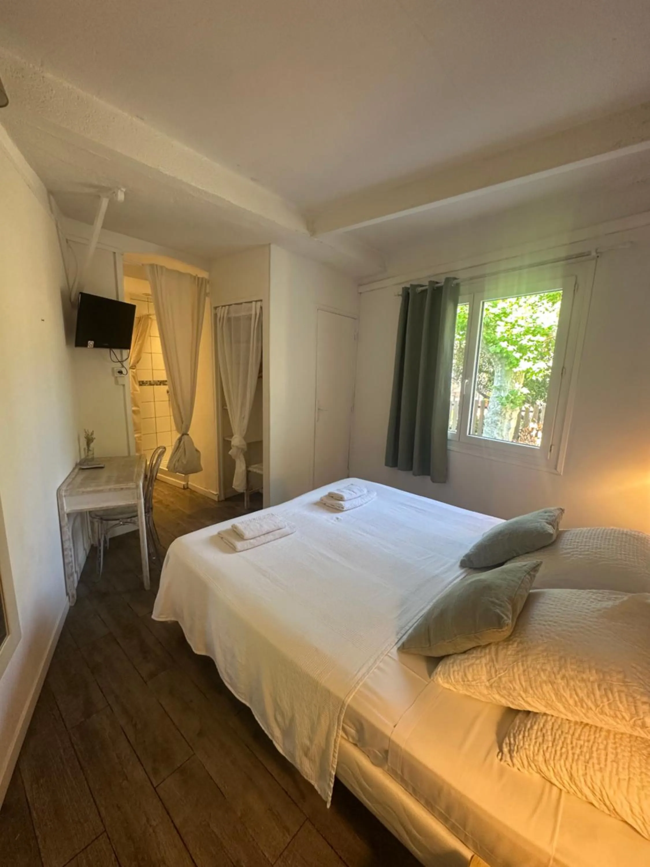 Bedroom, Bed in Hôtel Auberge Provençale