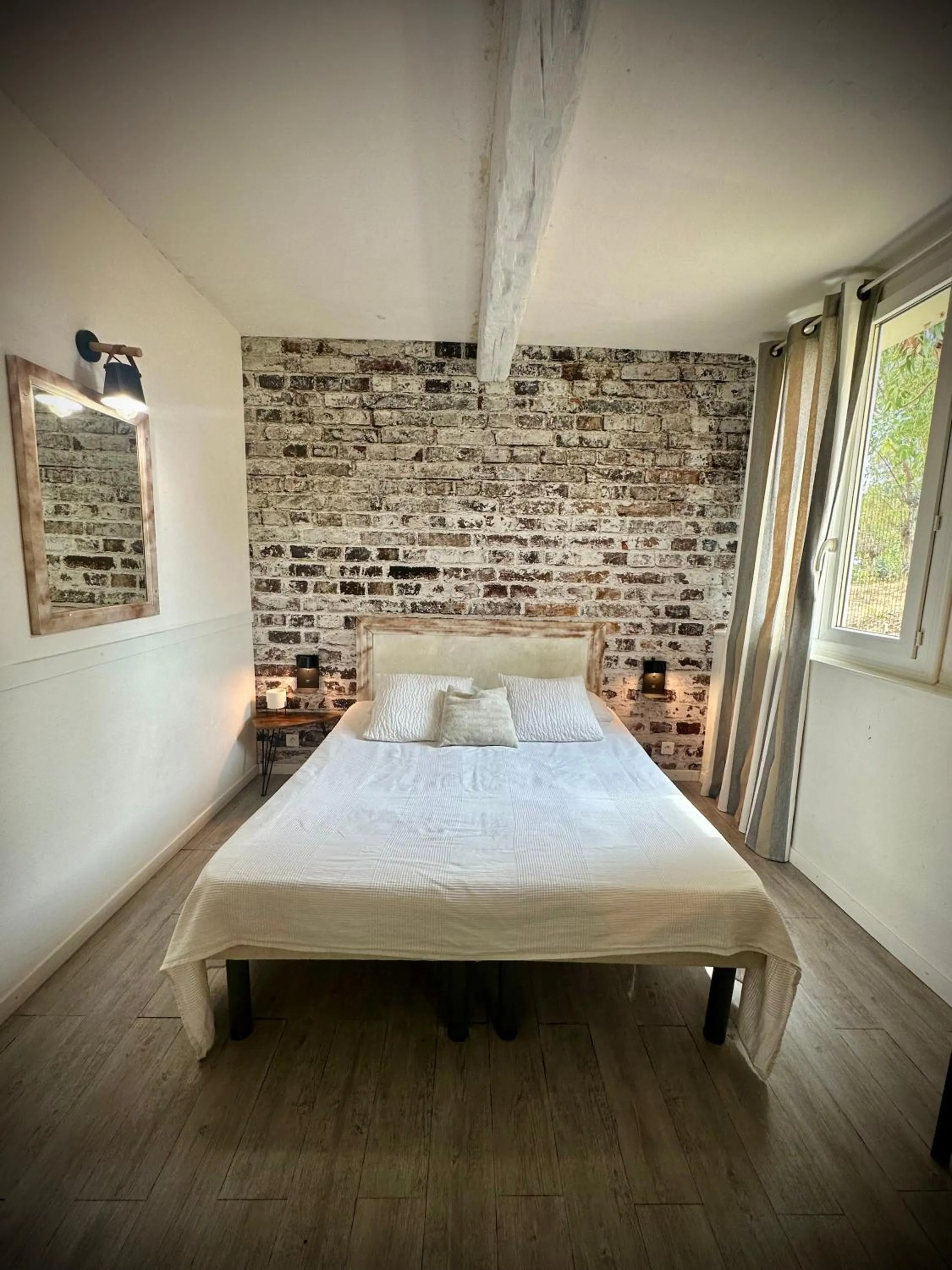 Bedroom, Bed in Hôtel Auberge Provençale