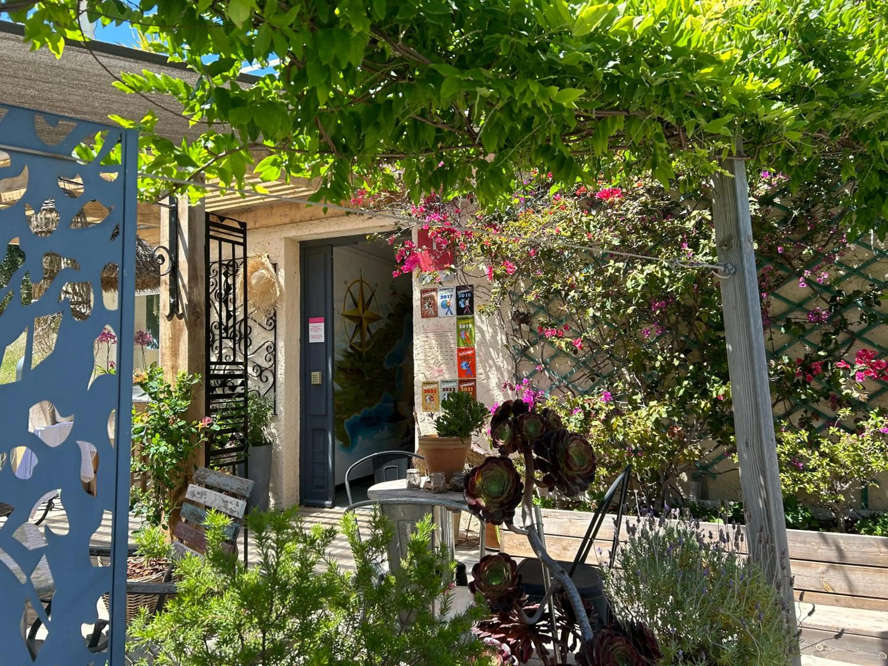 Property building in Hôtel Auberge Provençale