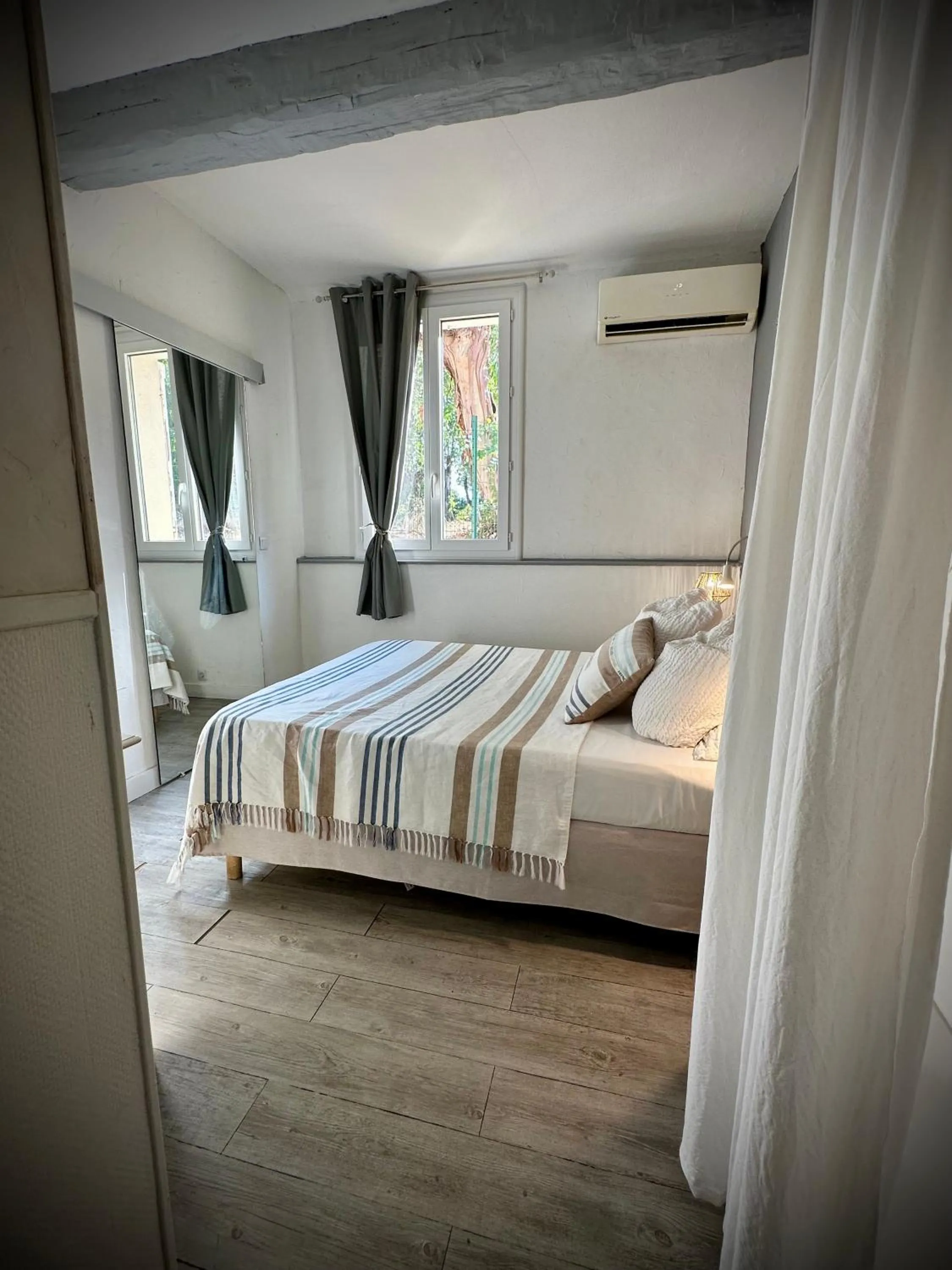 Bedroom, Bed in Hôtel Auberge Provençale