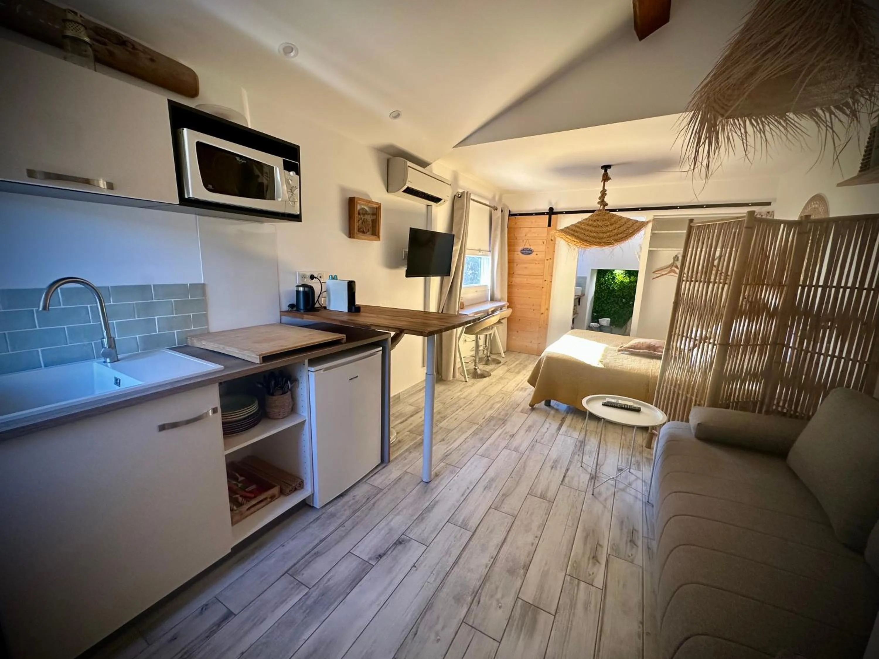 Photo of the whole room in Hôtel Auberge Provençale