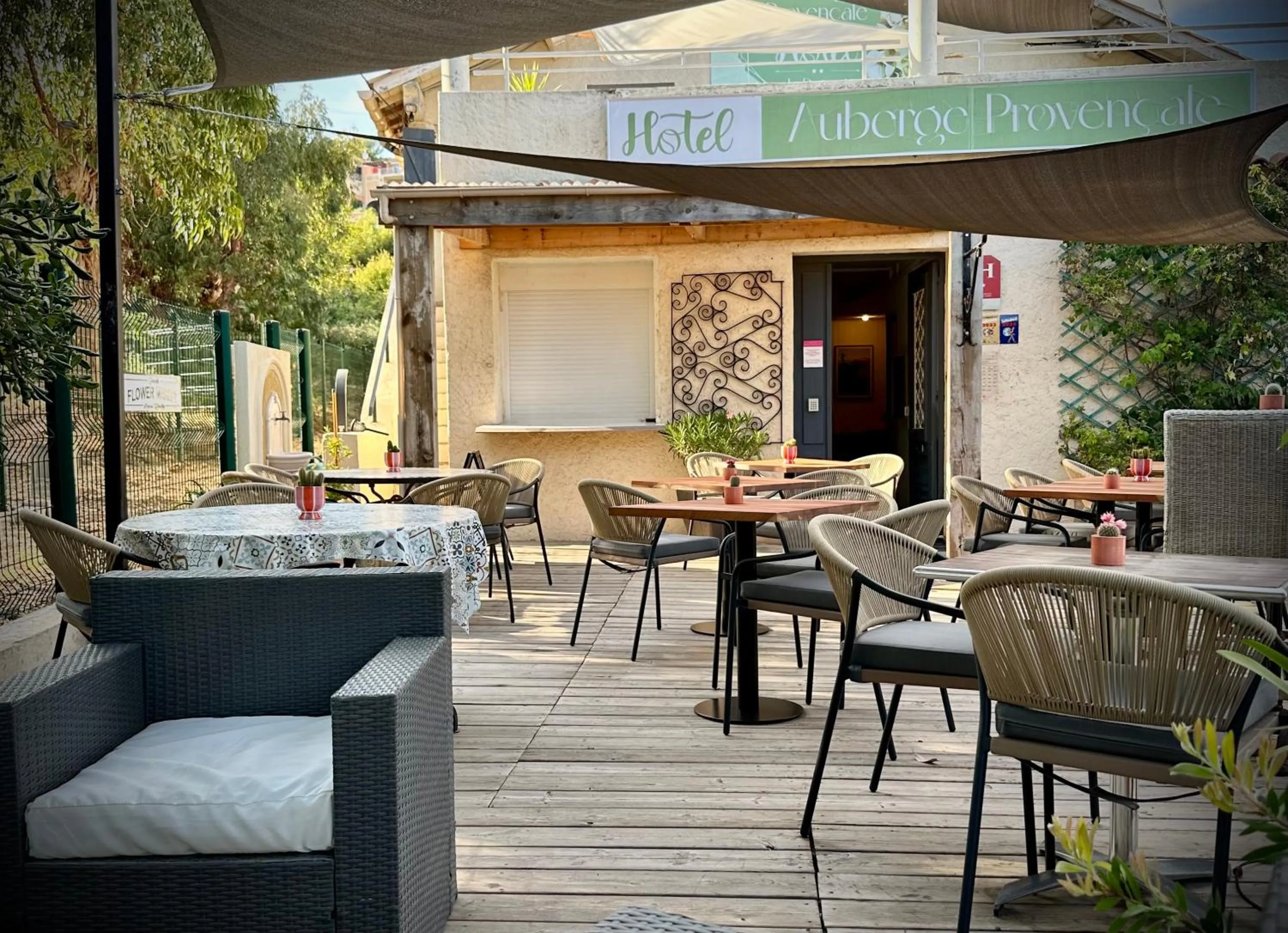 Patio in Hôtel Auberge Provençale