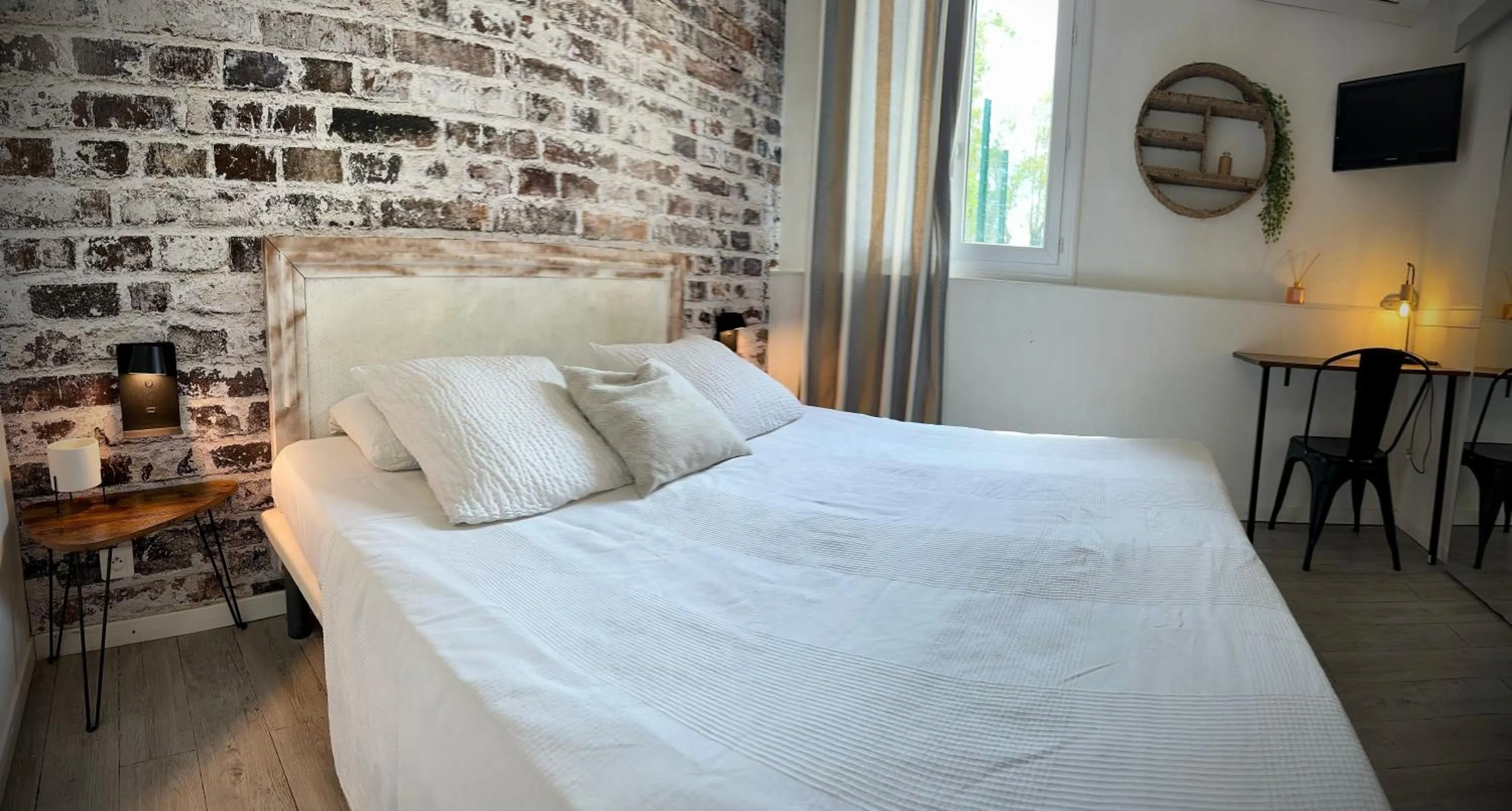 Bedroom, Bed in Hôtel Auberge Provençale