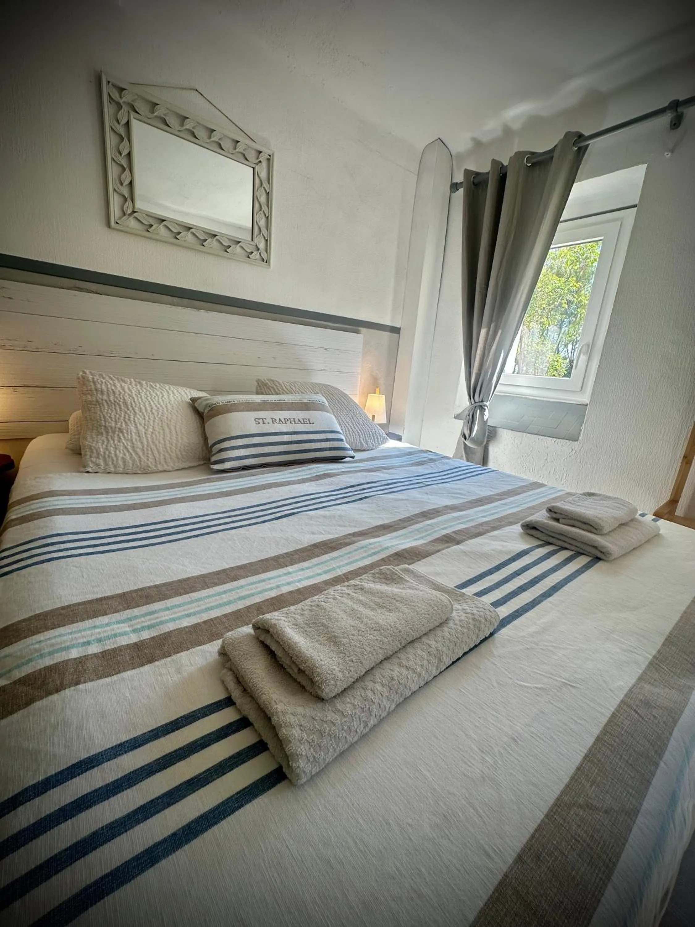 Bedroom, Bed in Hôtel Auberge Provençale