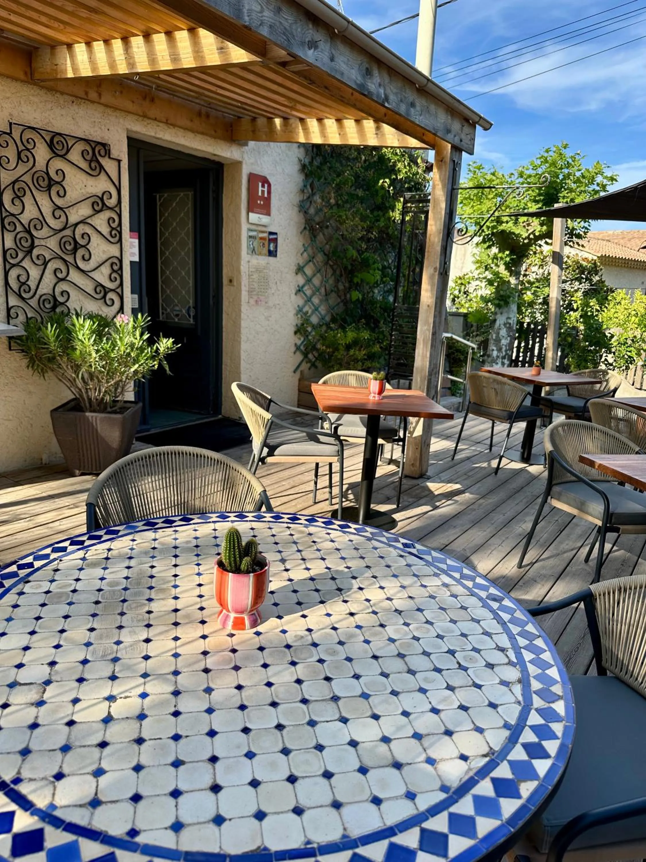 Patio in Hôtel Auberge Provençale