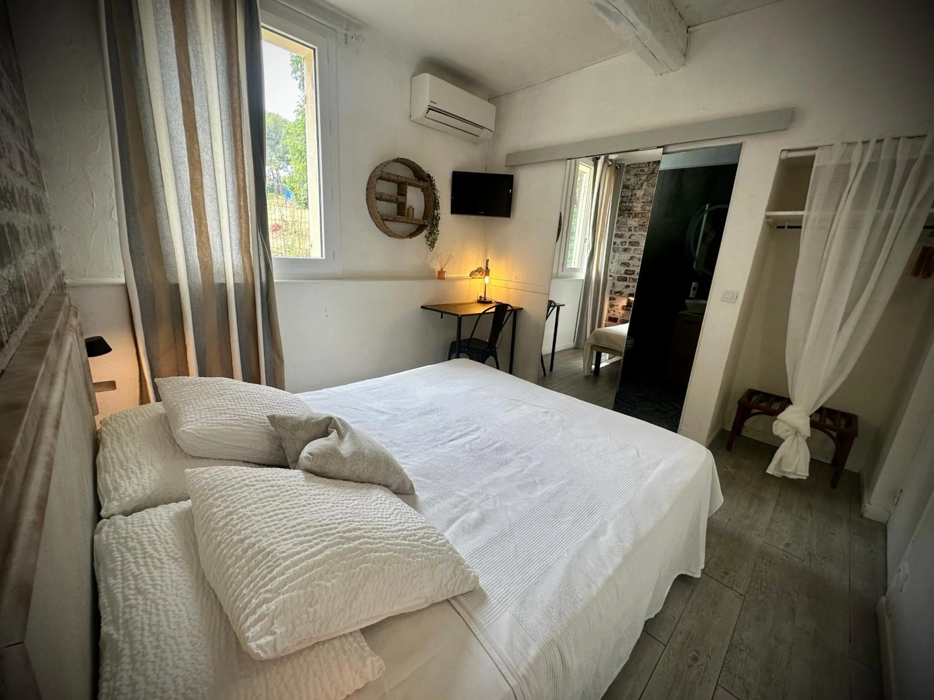 Bedroom, Bed in Hôtel Auberge Provençale