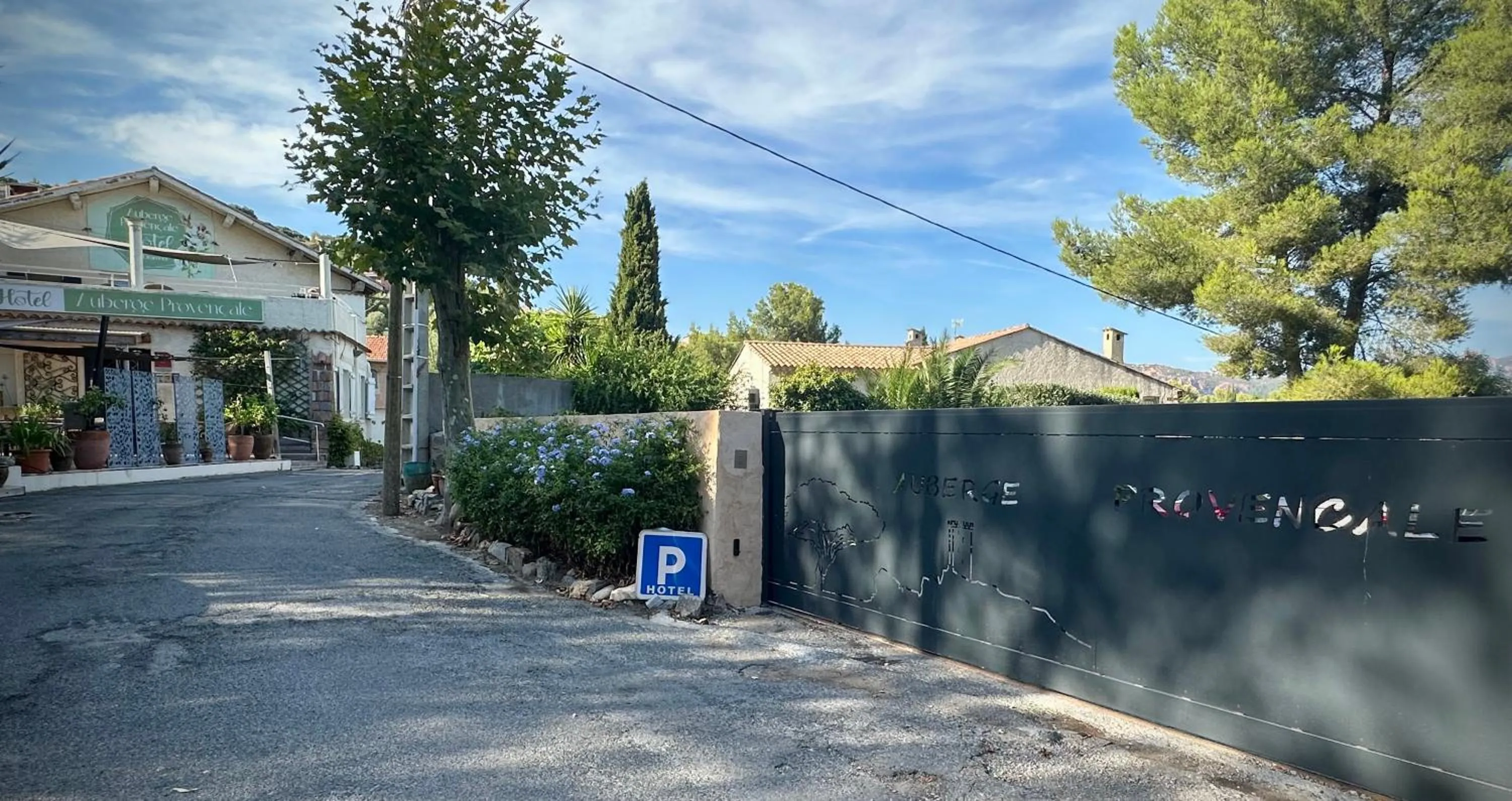 Parking in Hôtel Auberge Provençale