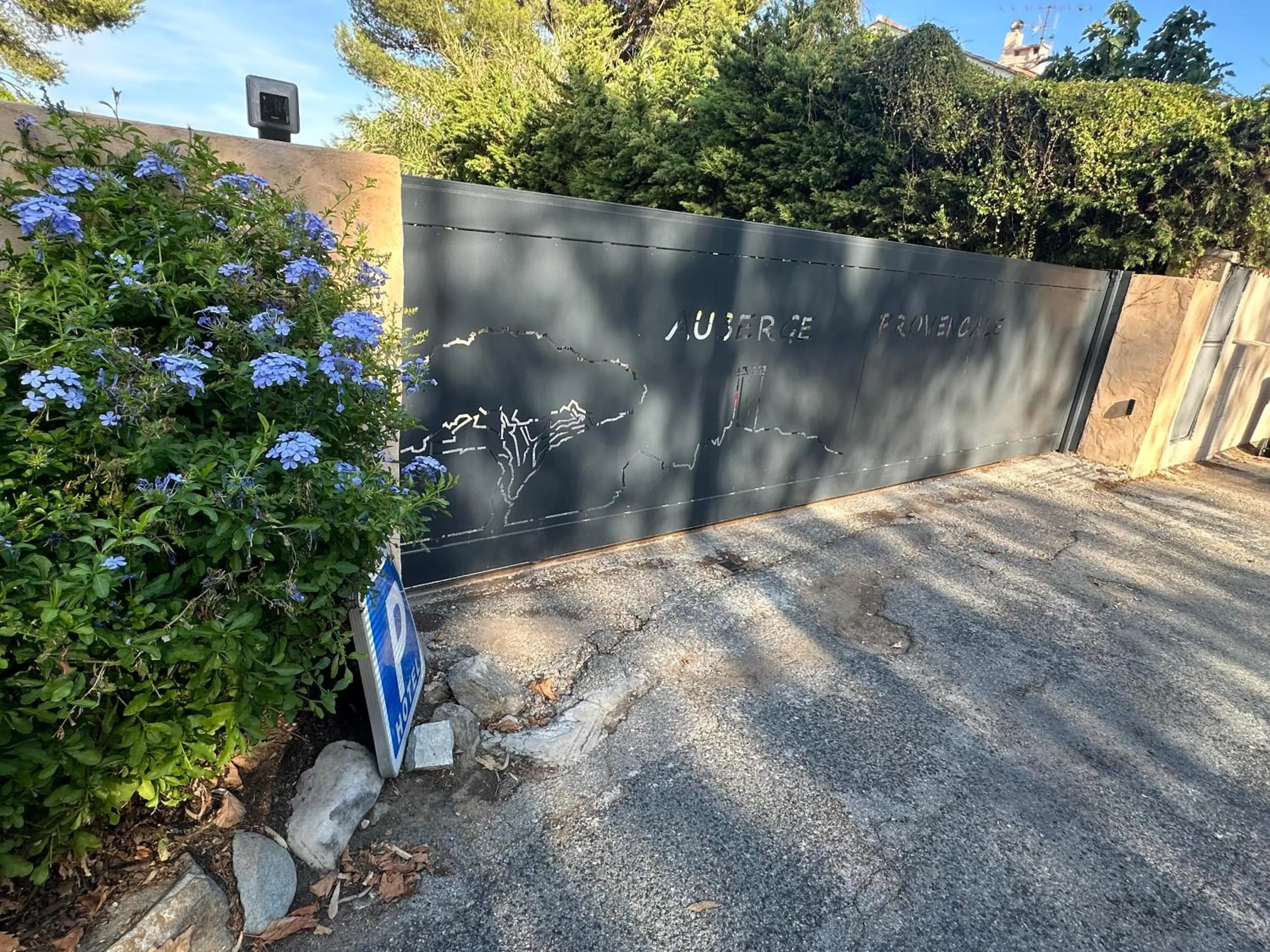 Parking in Hôtel Auberge Provençale