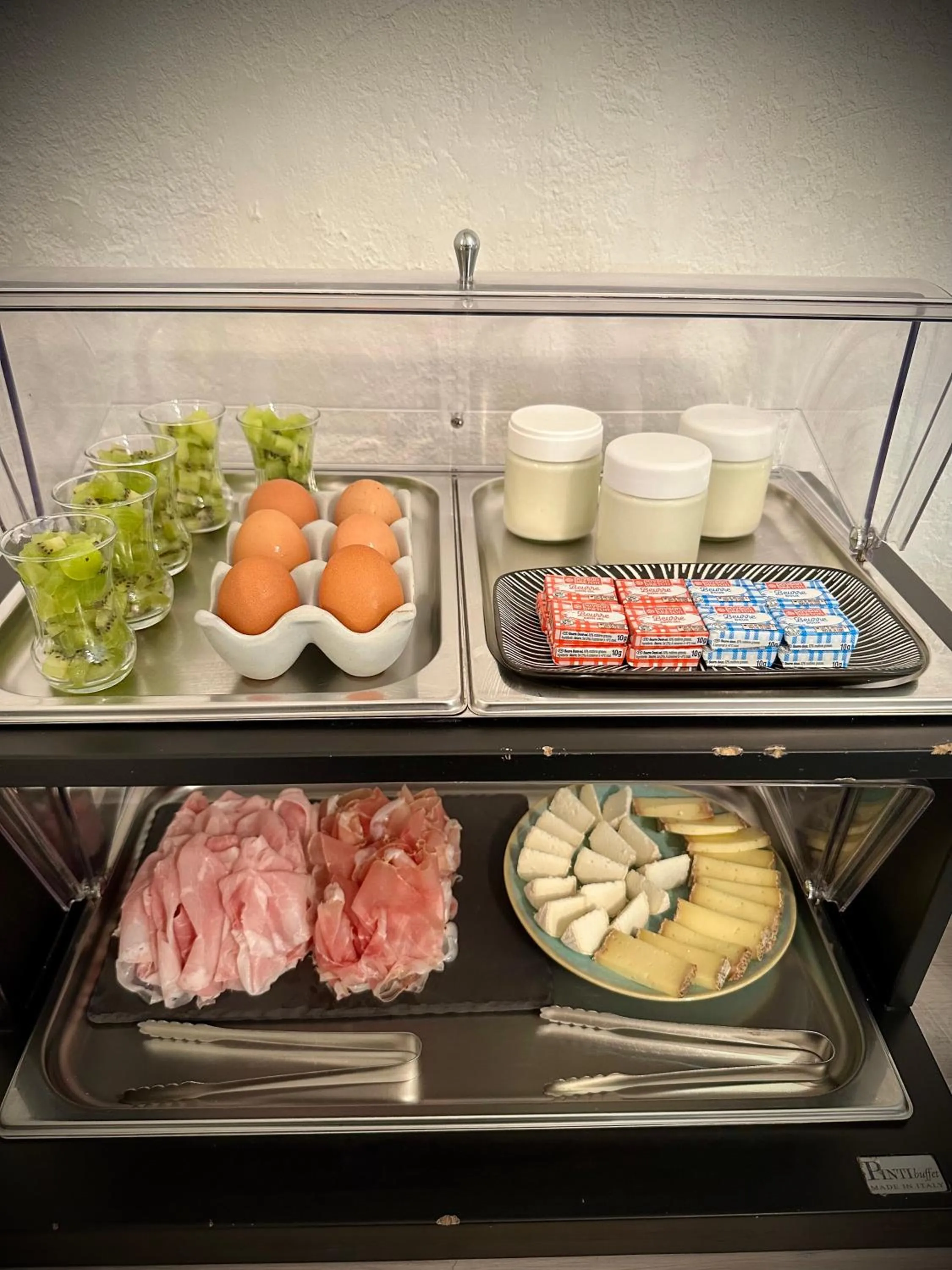 Buffet breakfast in Hôtel Auberge Provençale