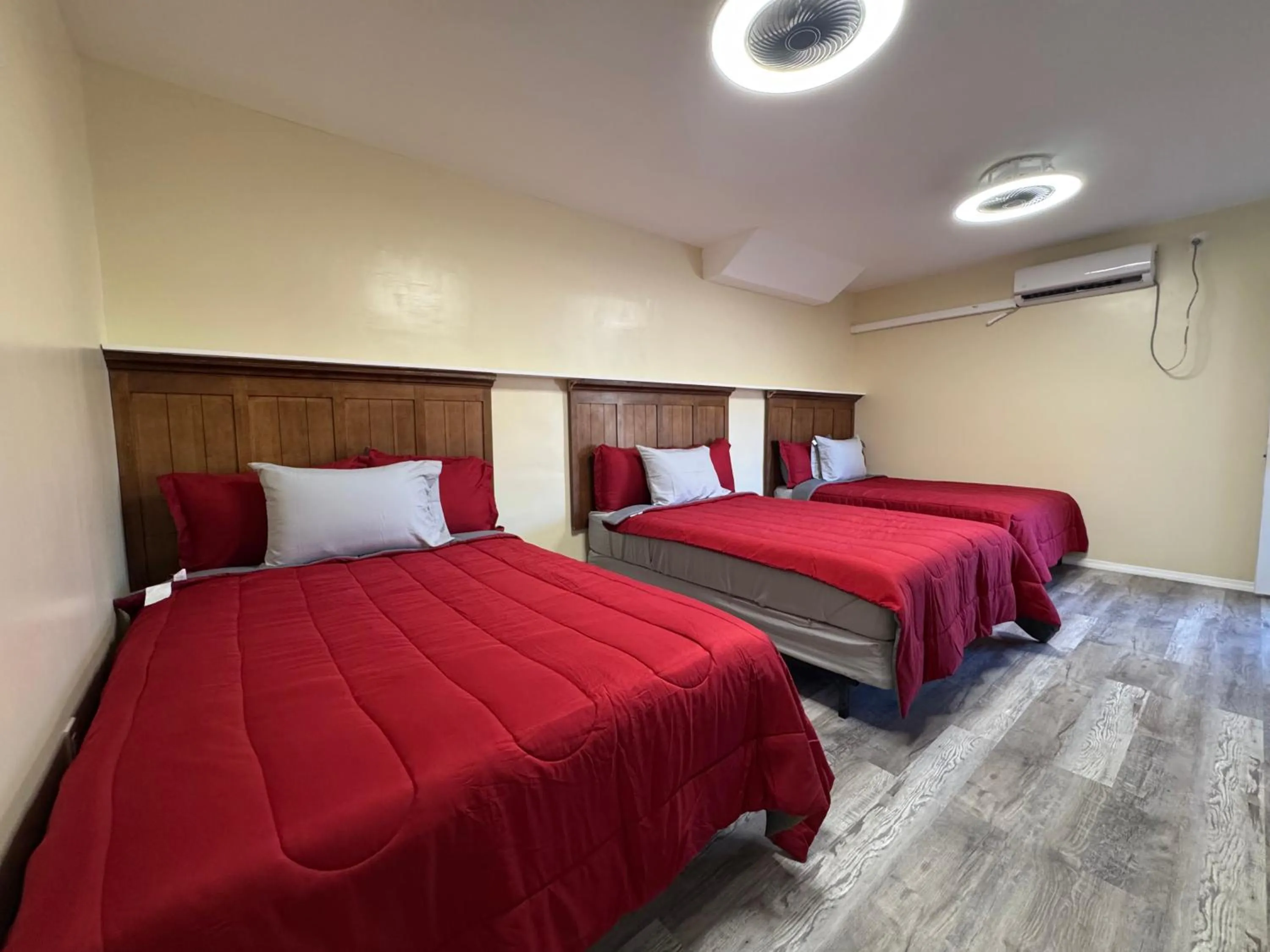 Bedroom, Bed in Apache Motel