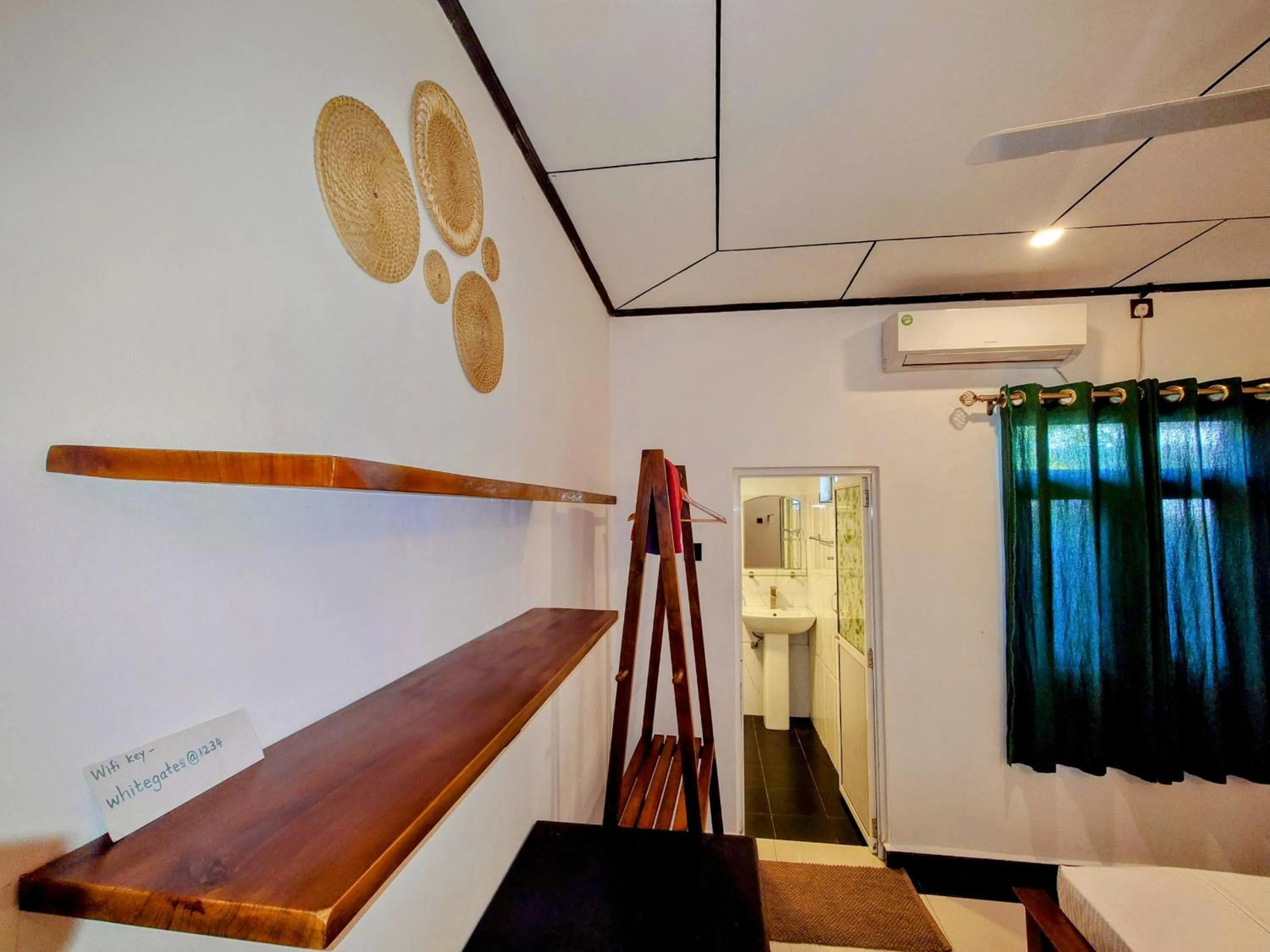 wardrobe, Bed in The Whitegates Lodge