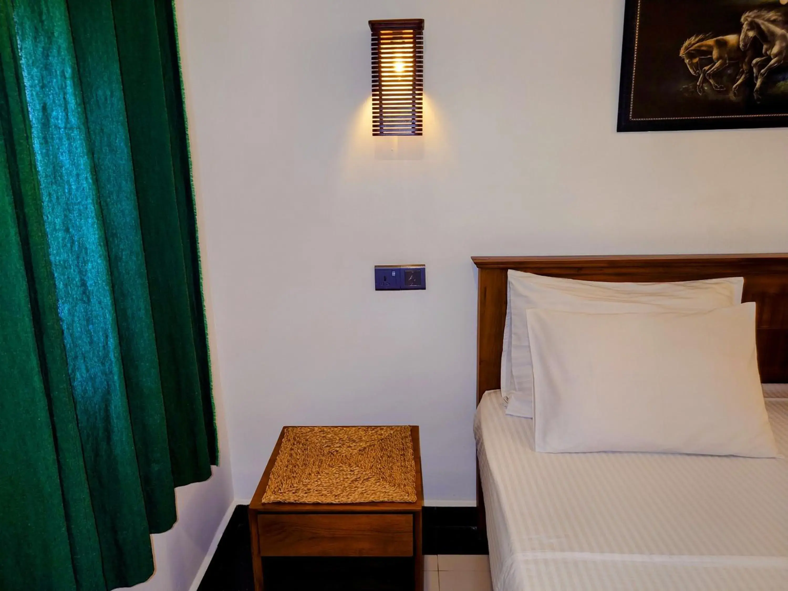 Deluxe Double Room with Air Conditioning in The Whitegates Lodge Deluxe Double Room with Air Conditioning in The Whitegates Lodge