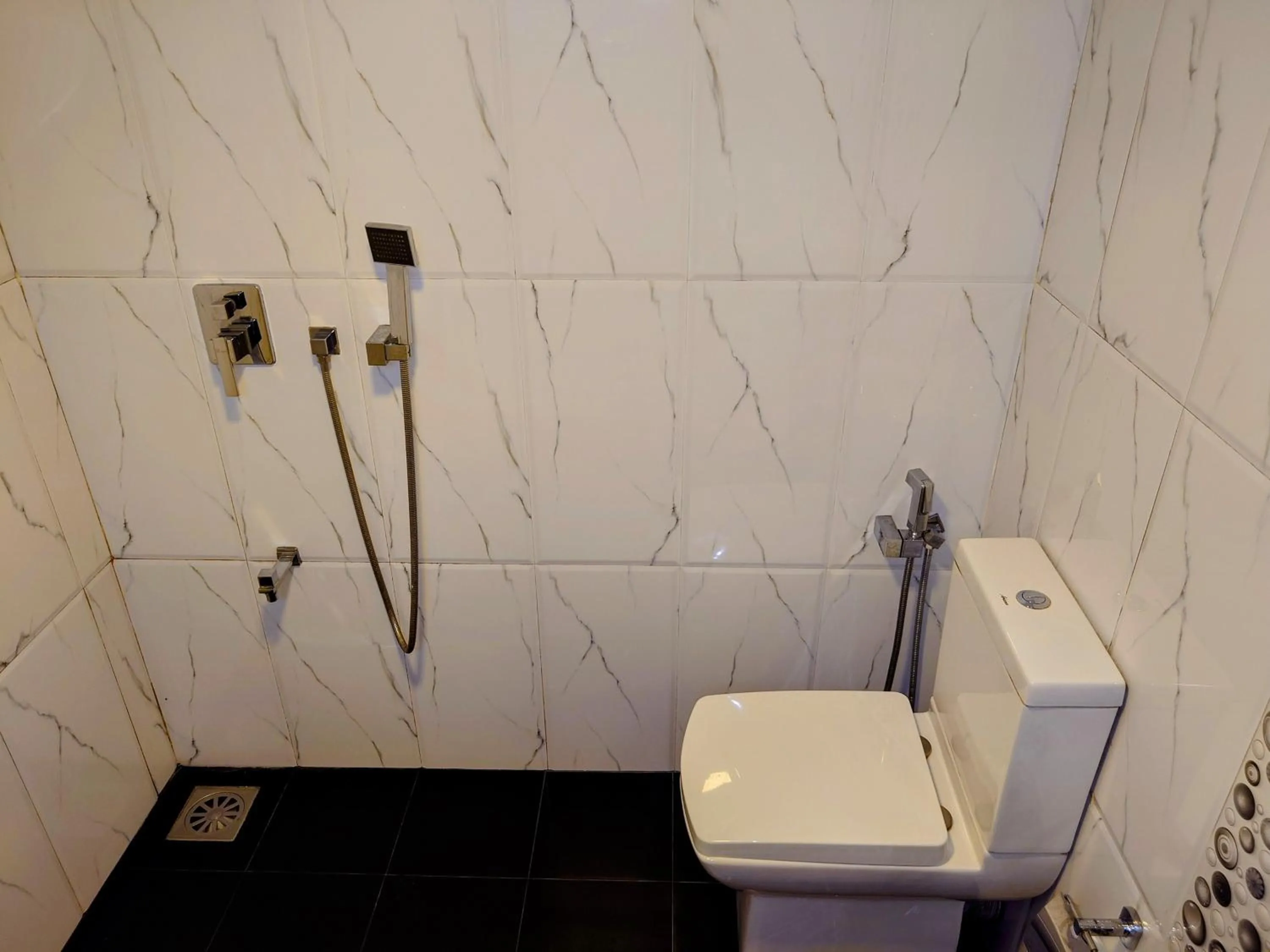 Toilet in The Whitegates Lodge