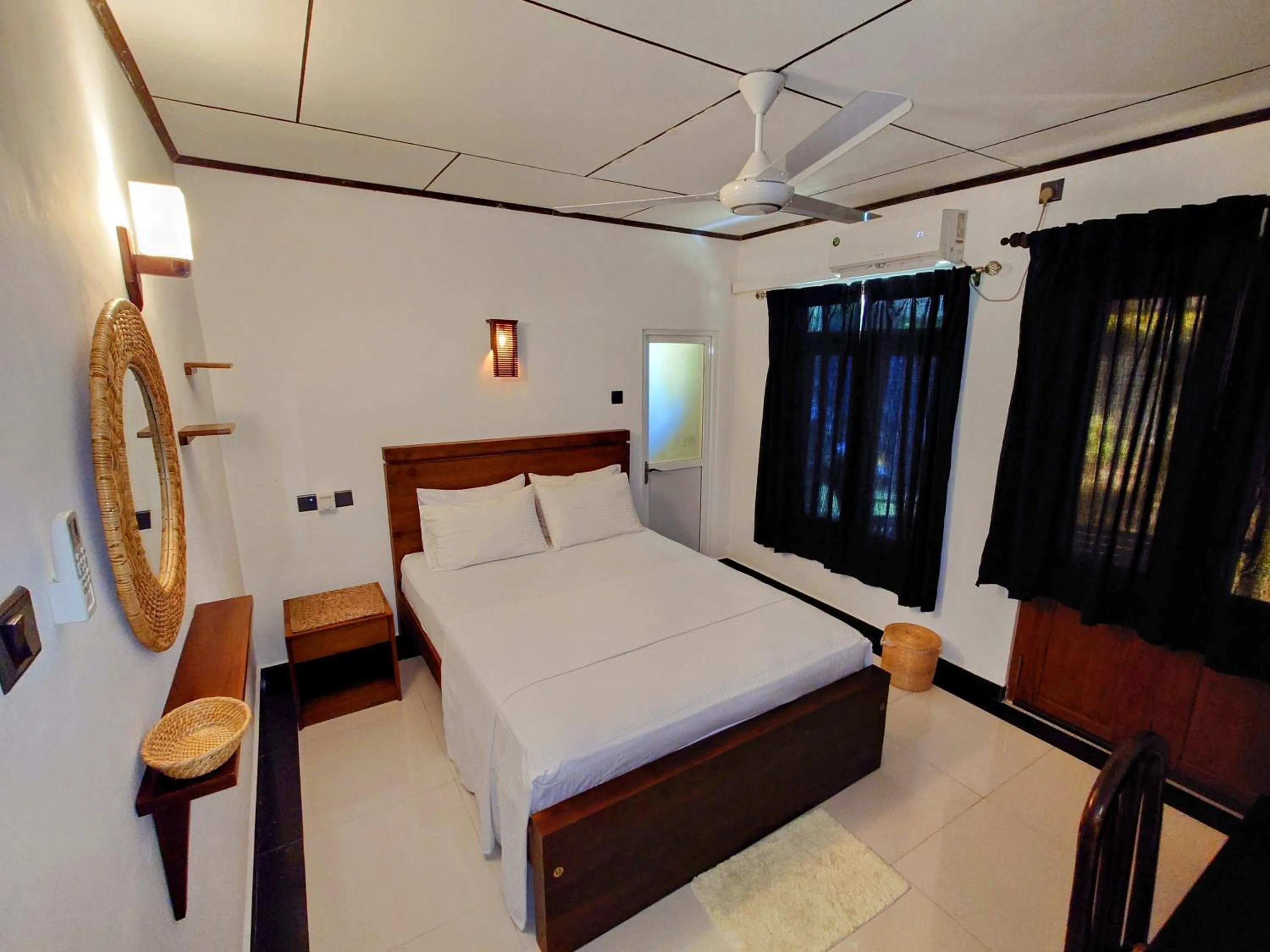 Photo of the whole room, Bed in The Whitegates Lodge