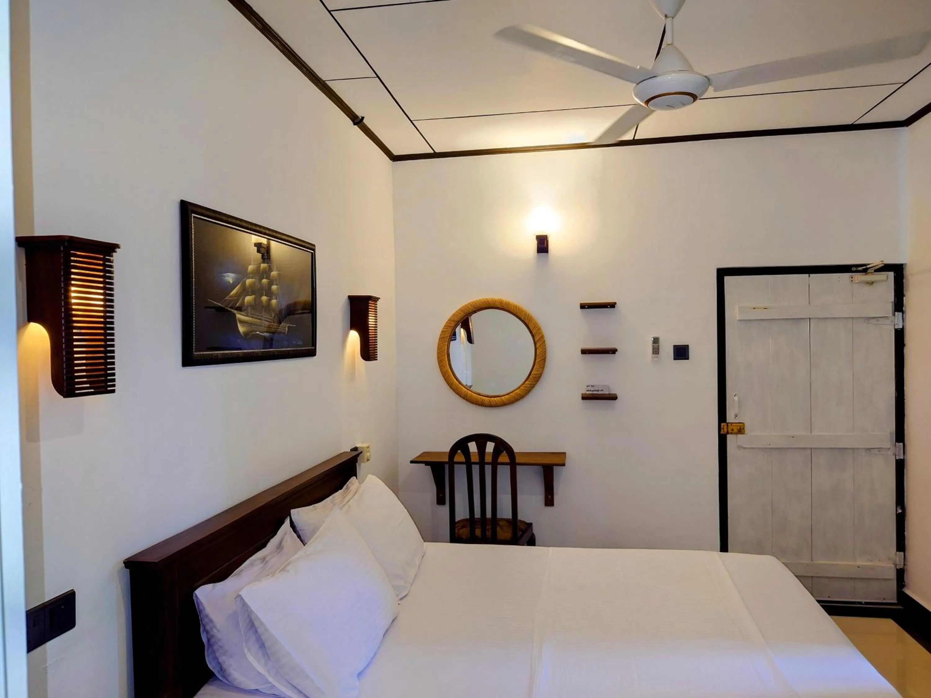 Photo of the whole room, Bed in The Whitegates Lodge