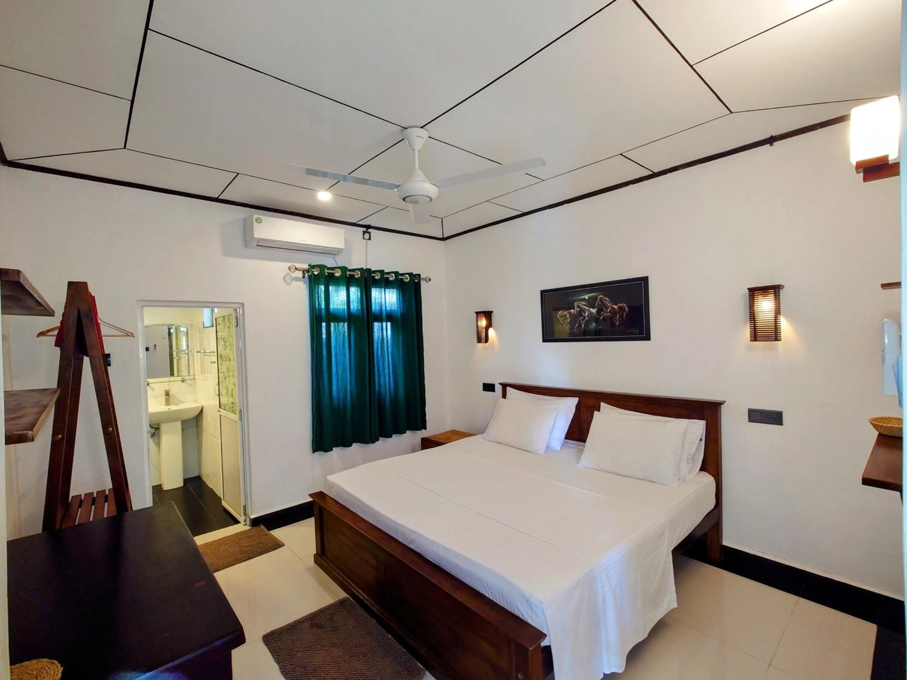 Photo of the whole room, Bed in The Whitegates Lodge