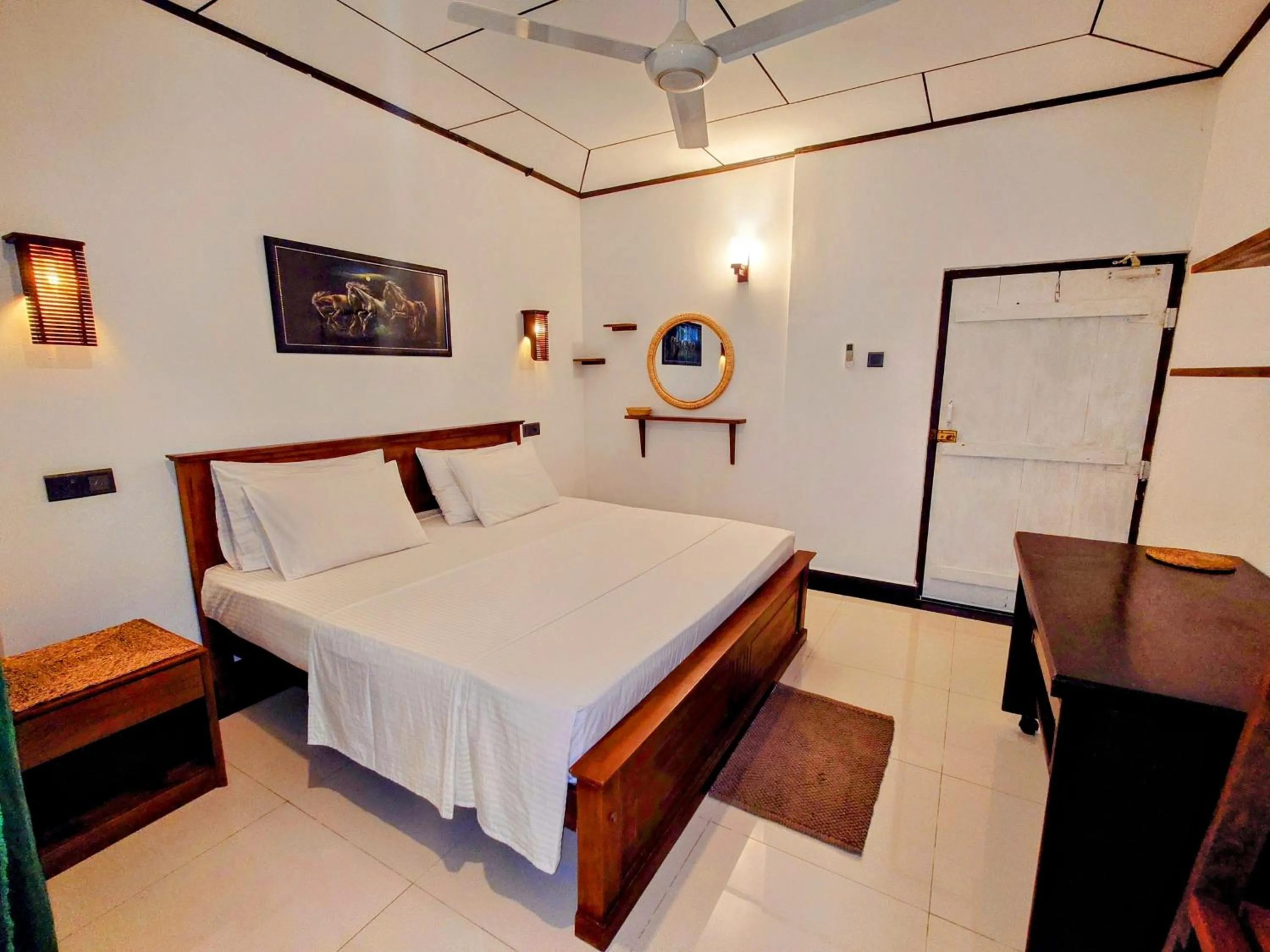 Photo of the whole room, Bed in The Whitegates Lodge