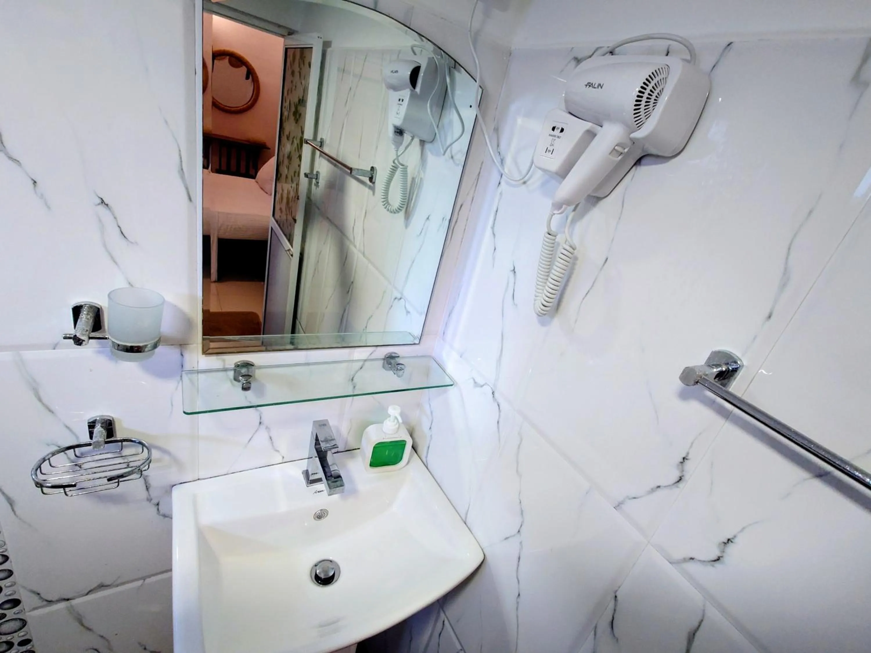 Bathroom in The Whitegates Lodge