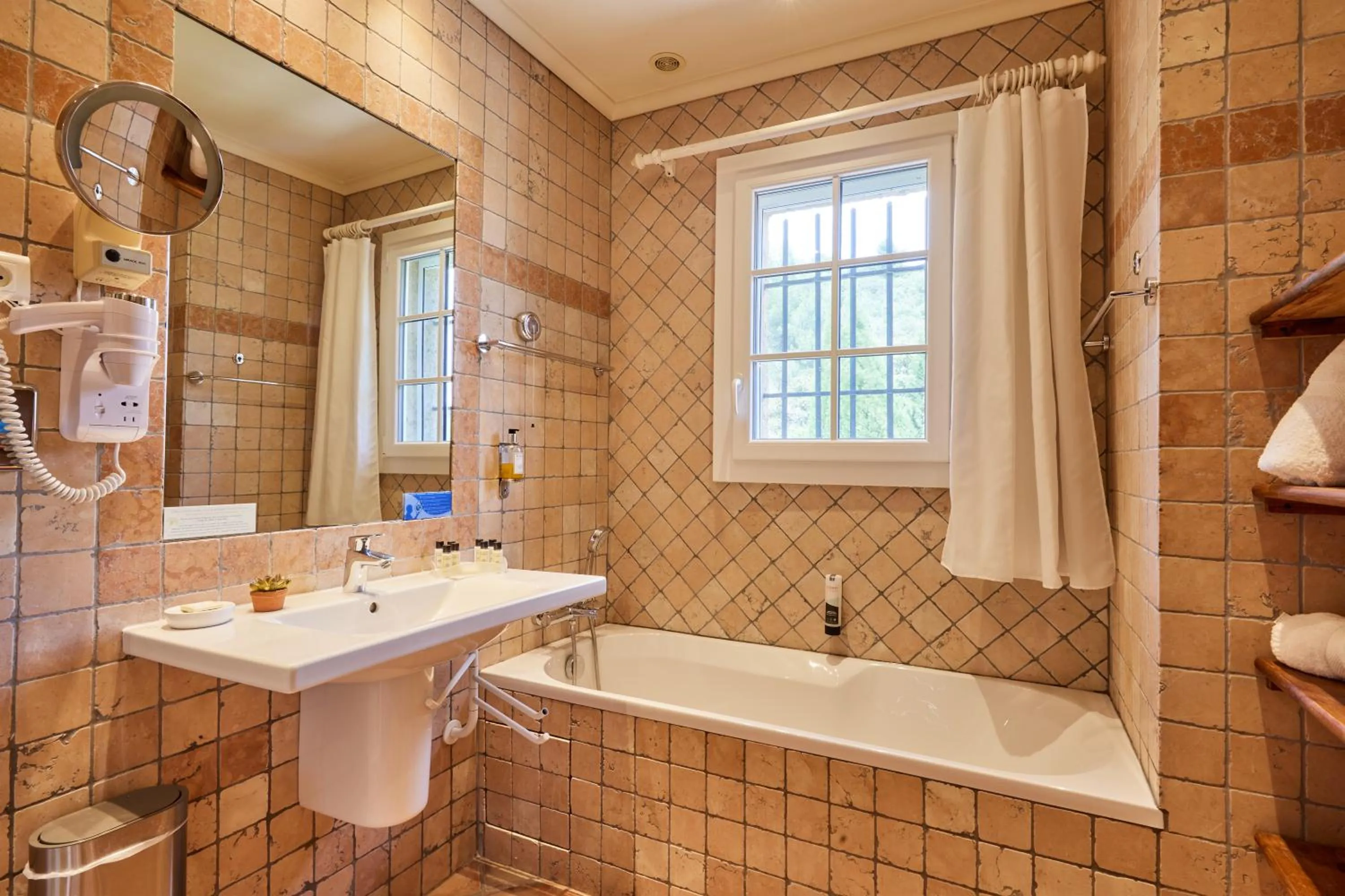 Bath in La Bastide du Calalou Hotel & Spa, BW Signature Collection