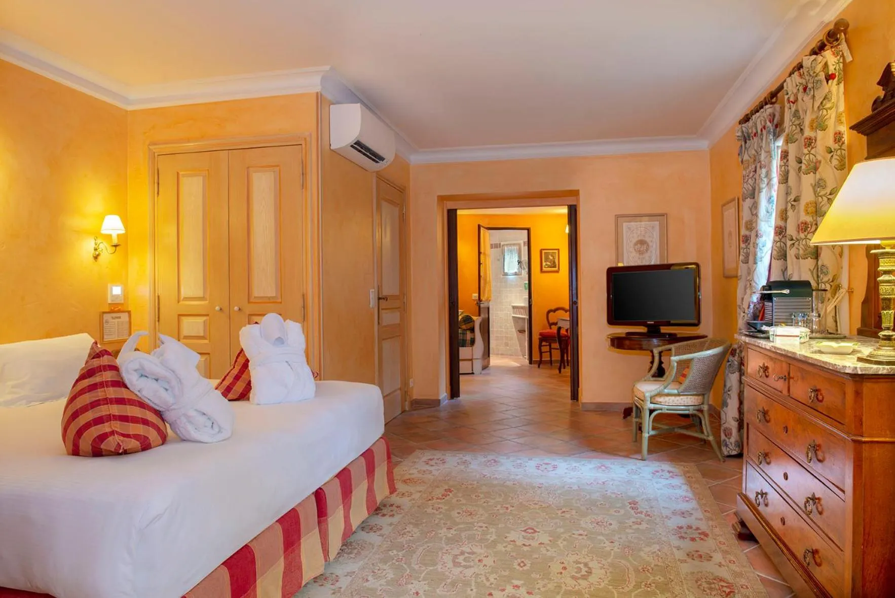 Bed in La Bastide du Calalou Hotel & Spa, BW Signature Collection