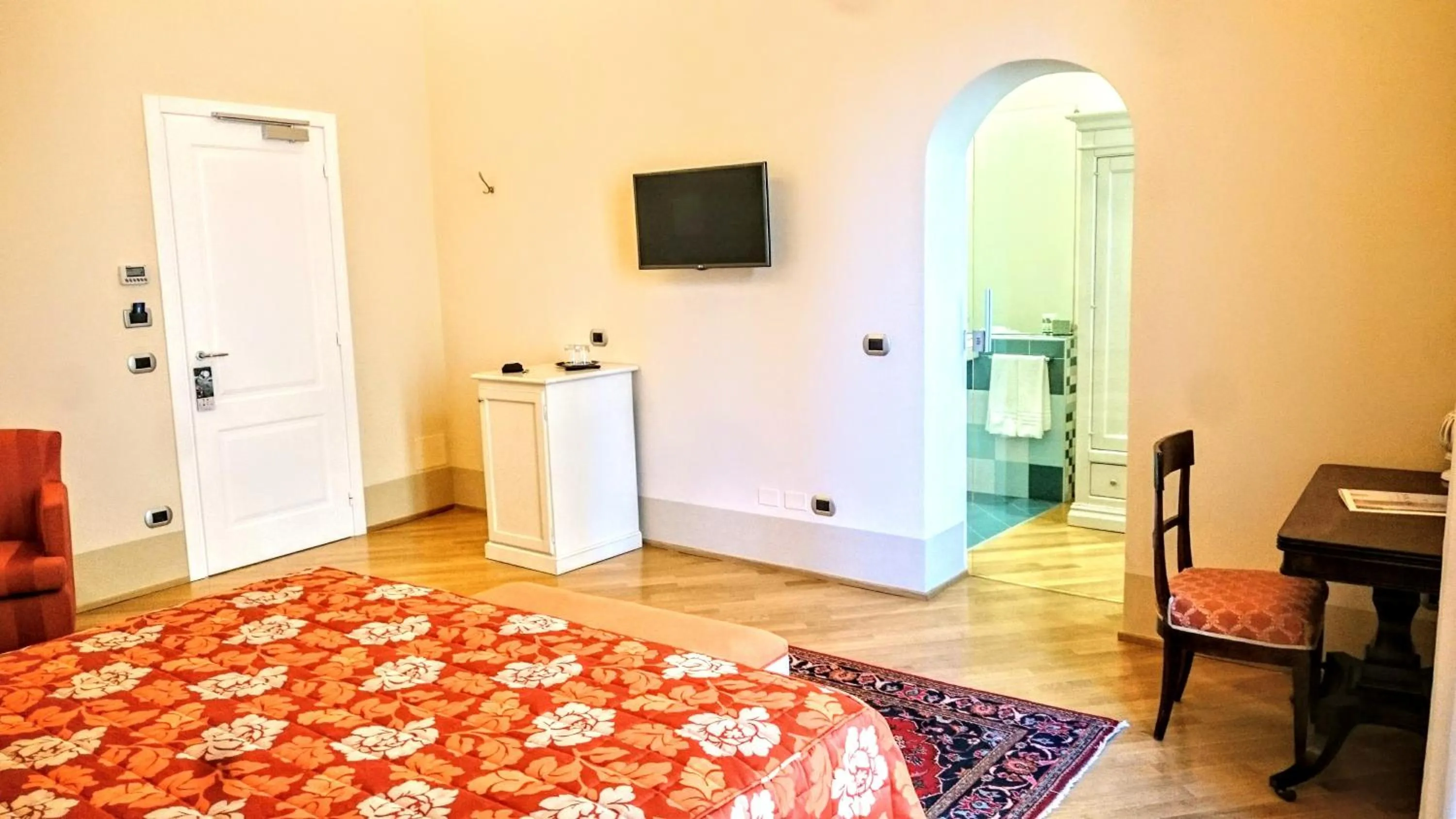 Photo of the whole room, Bed in Casa Isolani Luxury Rooms Piazza Maggiore