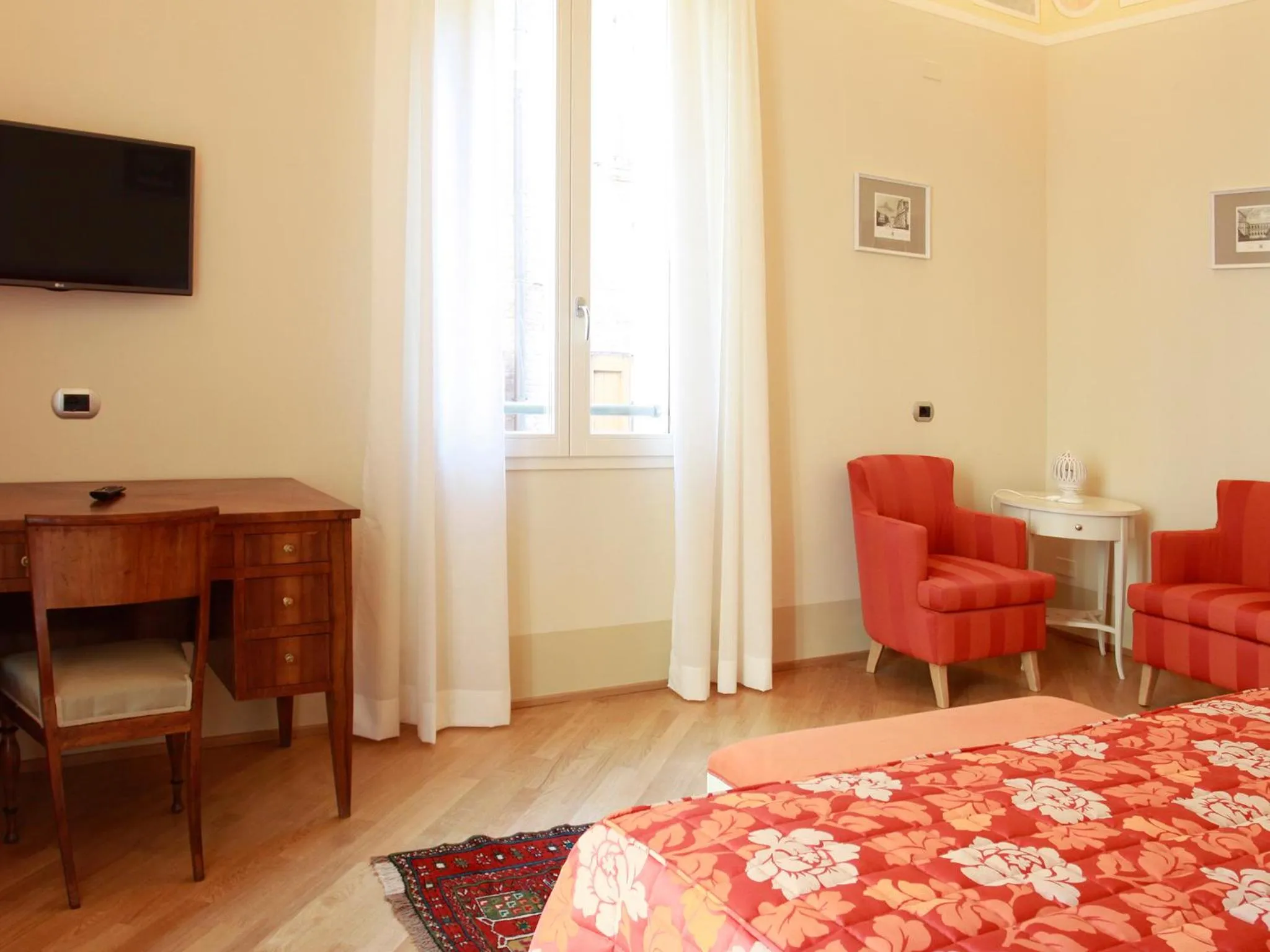 Photo of the whole room in Casa Isolani Luxury Rooms Piazza Maggiore