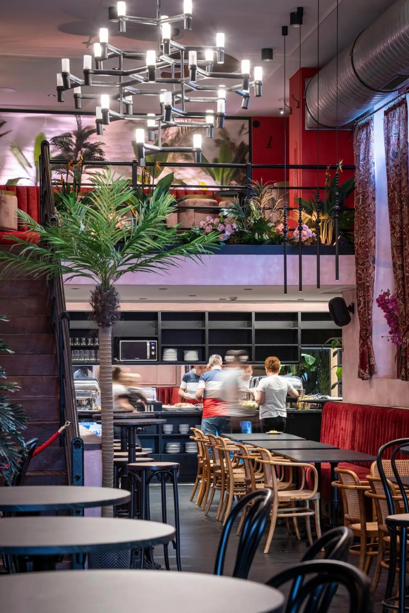 Restaurant/places to eat in Hotel Mika Downtown