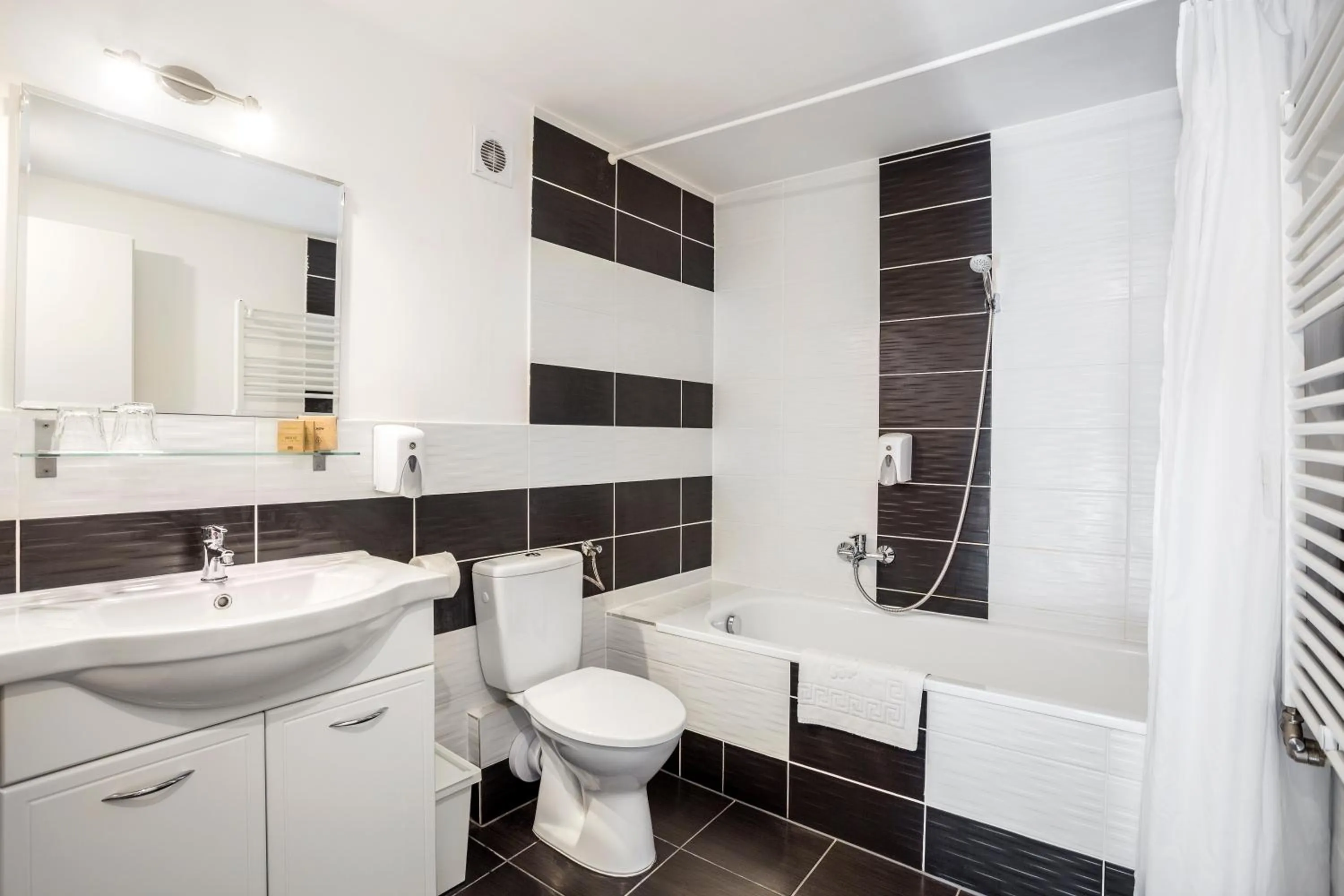 Toilet in Hotel Mika Downtown