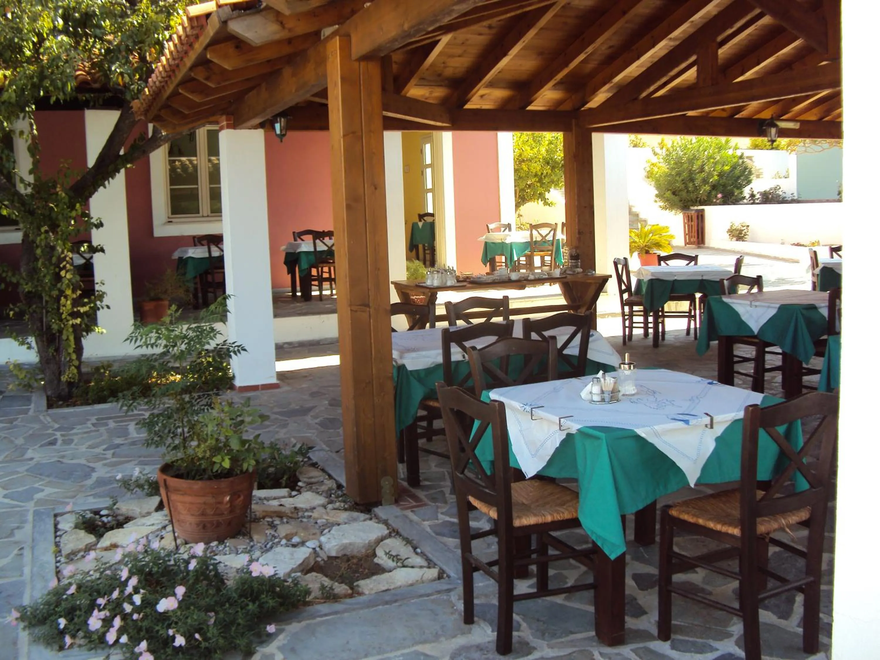 Restaurant/places to eat in Mykali Hotel