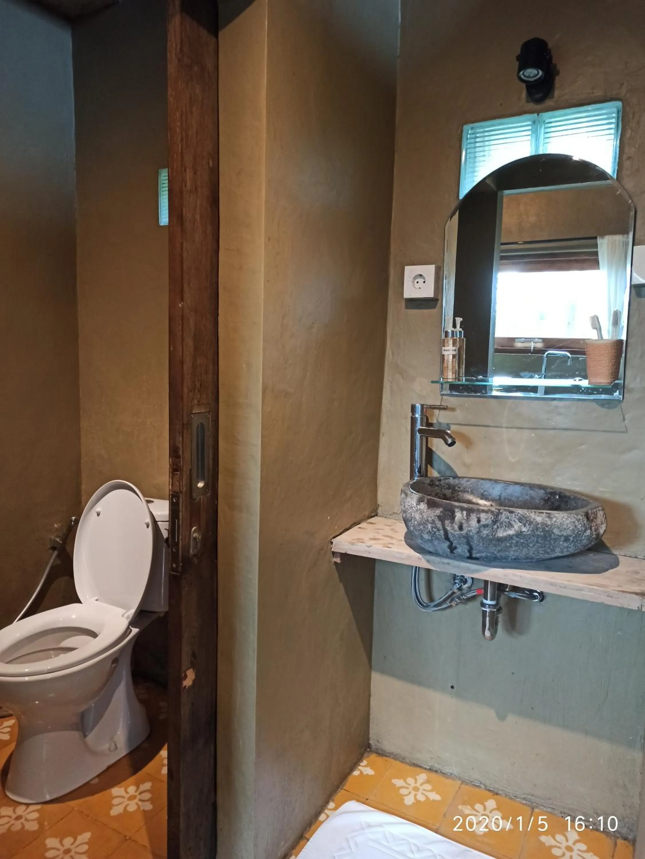 Toilet in DWan Tea Mountain Side