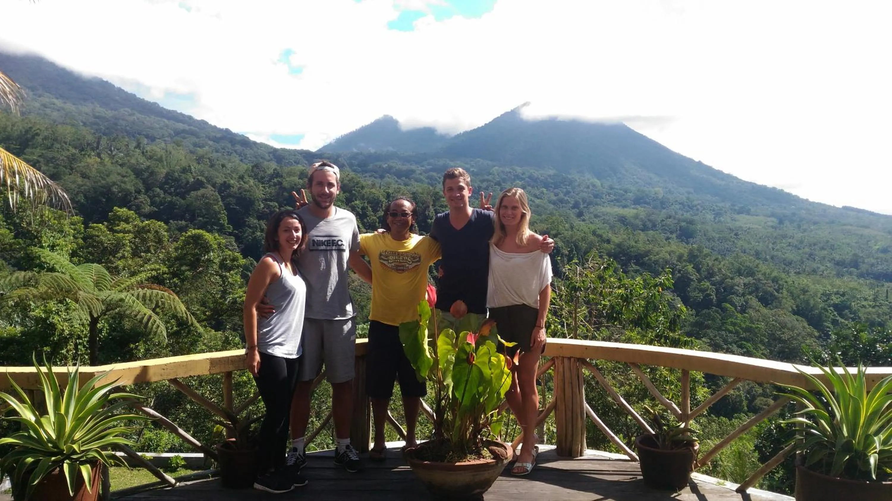 Guests in DWan Tea Mountain Side